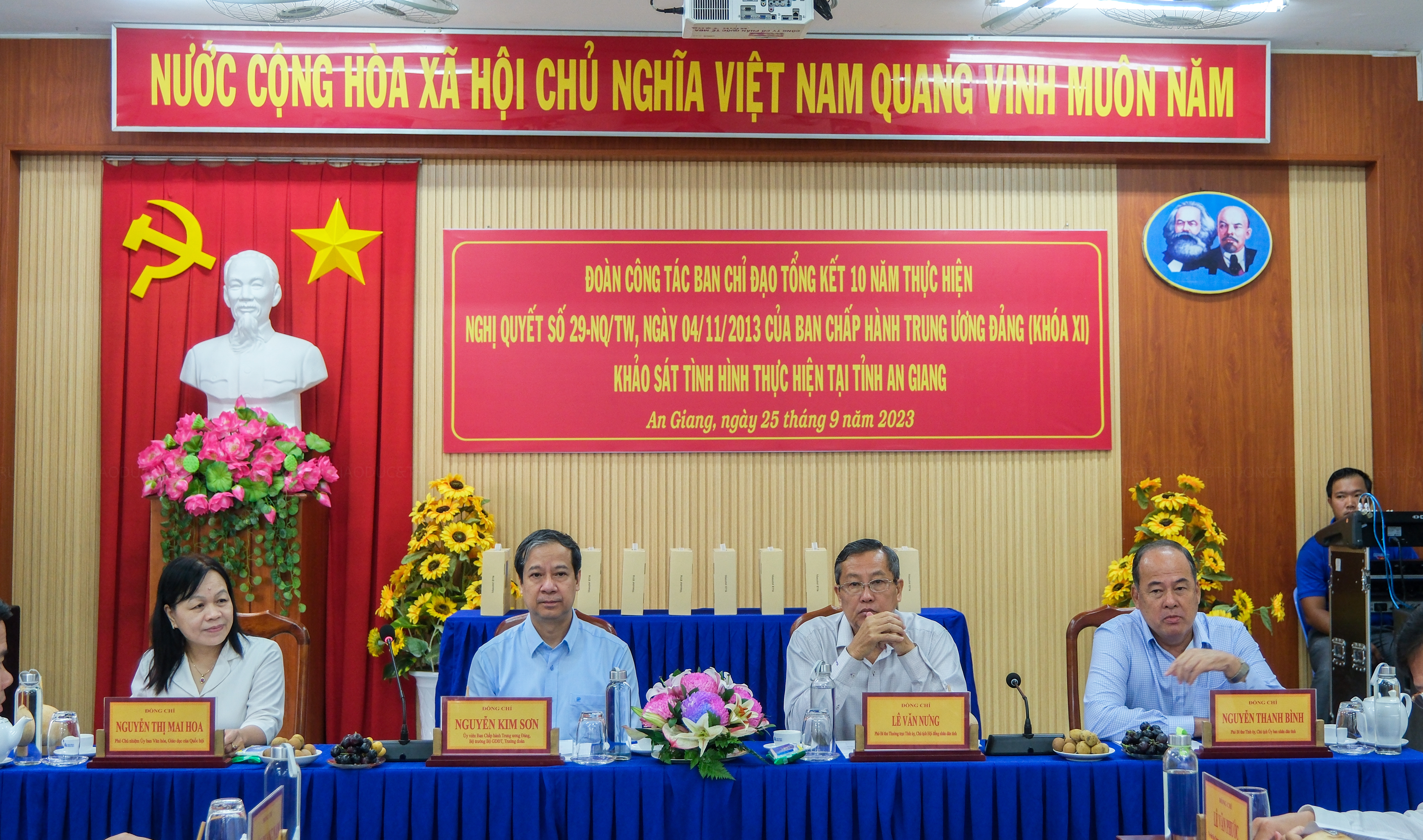 Bộ trưởng Nguyễn Kim Sơn khảo sát thực tế việc thực hiện Nghị quyết 29 của Trung ương tại An Giang.