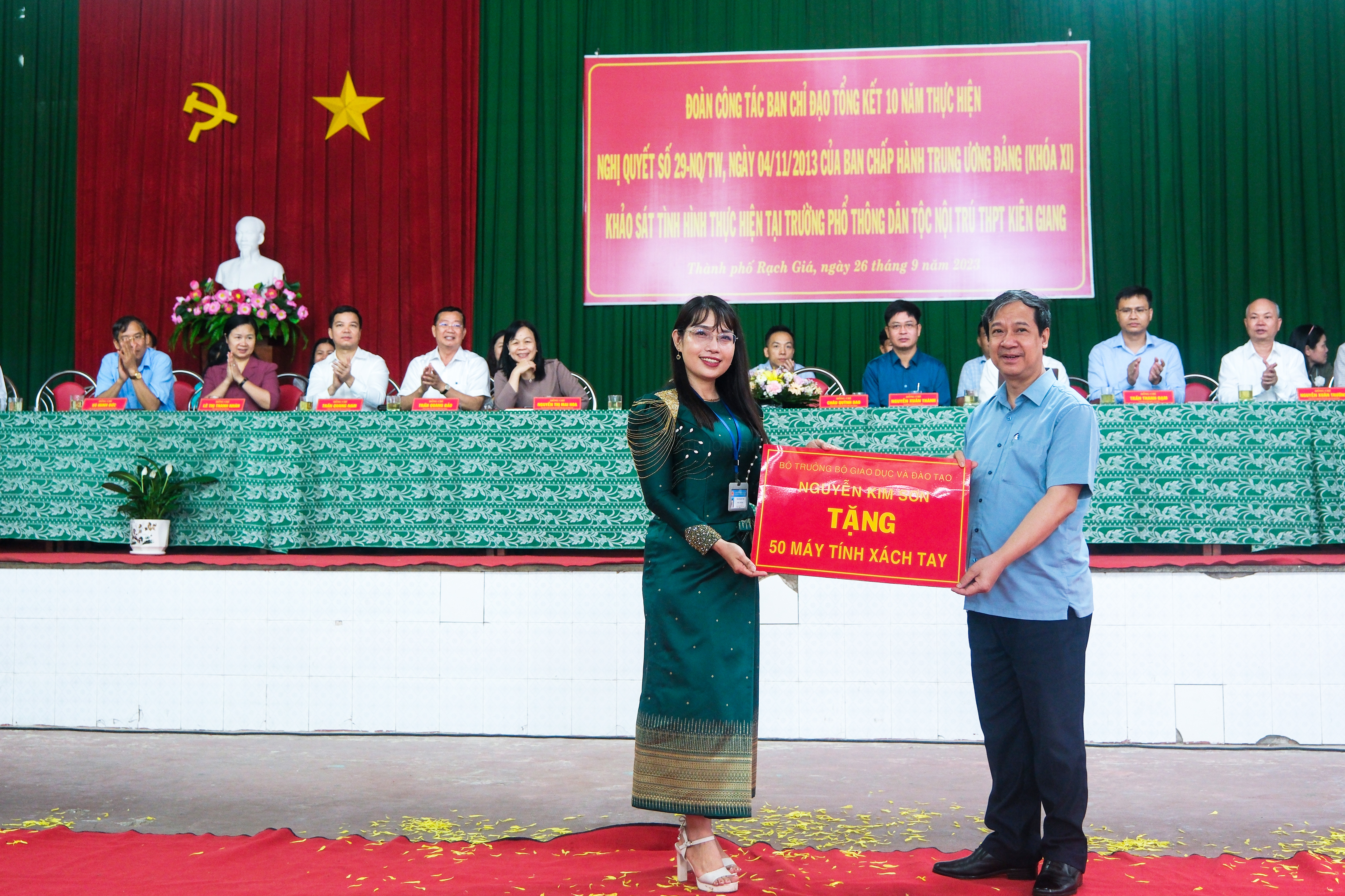 Bộ trưởng Nguyễn Kim Sơn tặng quà cho học sinh nhân chuyến khảo sát tại trường phổ thông dân tộc nội trú THPT Kiên Giang.