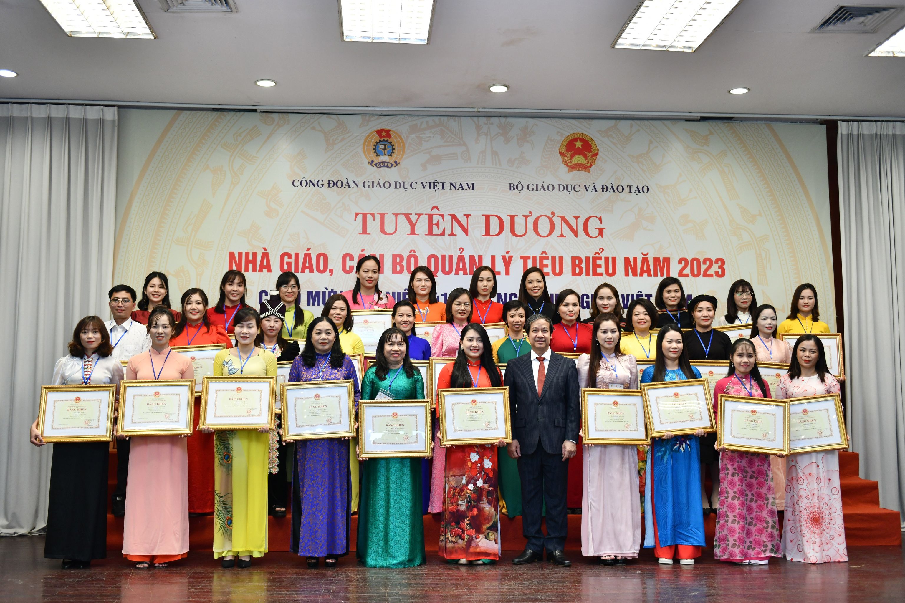 Bộ trưởng Bộ GD&ĐT Nguyễn Kim Sơn trao bằng khen cho giáo viên mầm non.