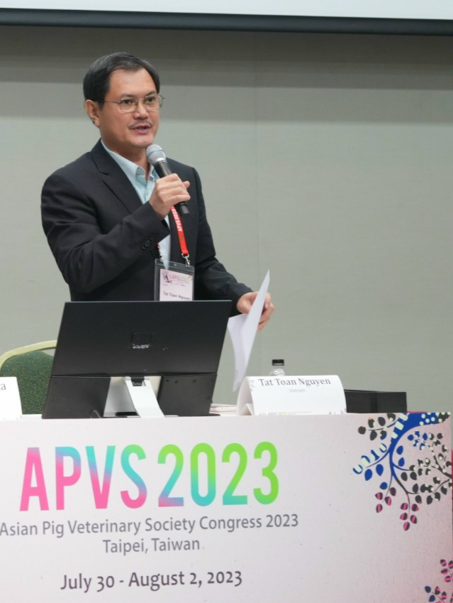 PGS.TS Nguyễn Tất Toàn tham gia Hội nghị bệnh heo châu Á năm 2023 tại Đài Loan. Ảnh: NLU