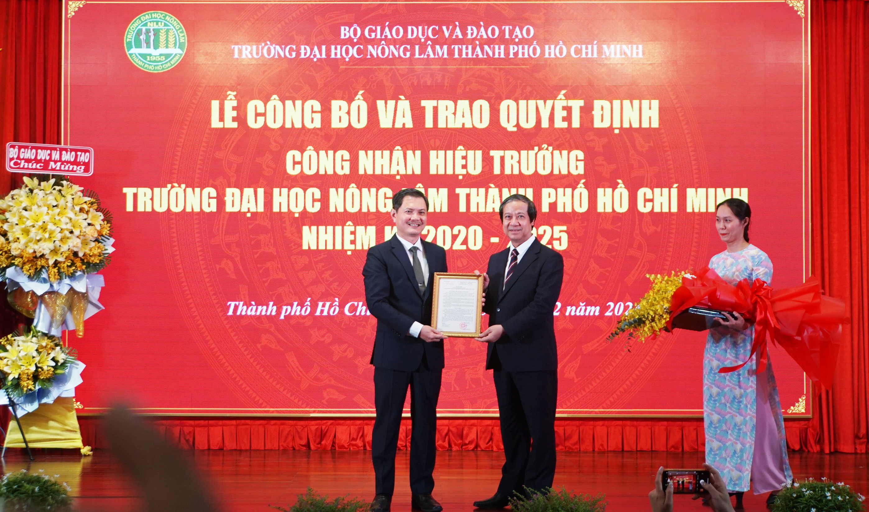 Bộ trưởng Nguyễn Kim Sơn (phải) trao quyết định công nhận Hiệu trưởng Trường Đại học Nông Lâm TPHCM đối với PGS.TS Nguyễn Tất Toàn. Ảnh: Mạnh Tùng
