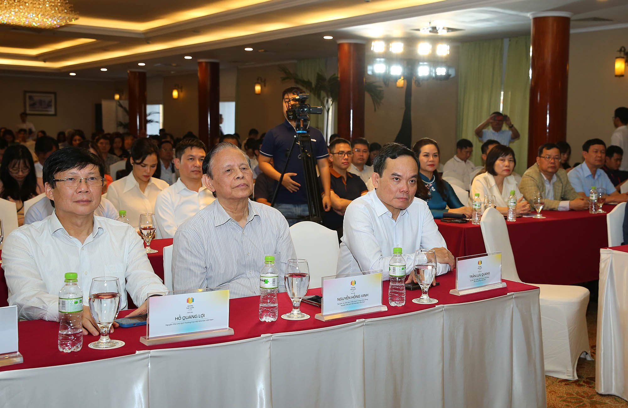 Phó Thủ tướng Trần Lưu Quang (ngoài cùng bên phải, bàn đầu) tham dự lễ bế mạc Diễn đàn Báo chí toàn quốc năm 2024. (Ảnh: H.P)