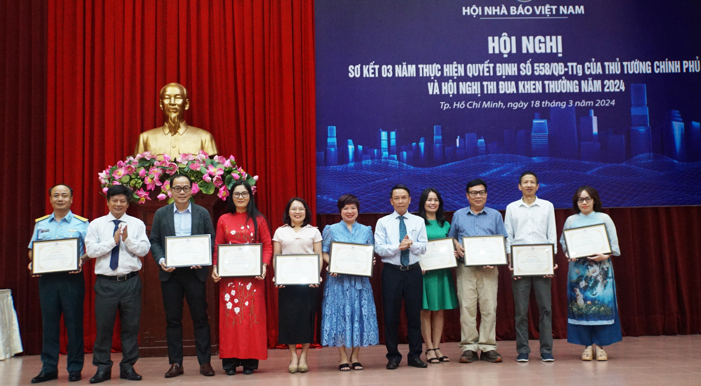 Nhà báo Dương Thanh Hương, Phó Tổng biên tập Báo Giáo dục và Thời đại (thứ sáu từ trái sang) nhận bằng khen của Hội Nhà báo Việt Nam. (Ảnh: Mạnh Tùng)