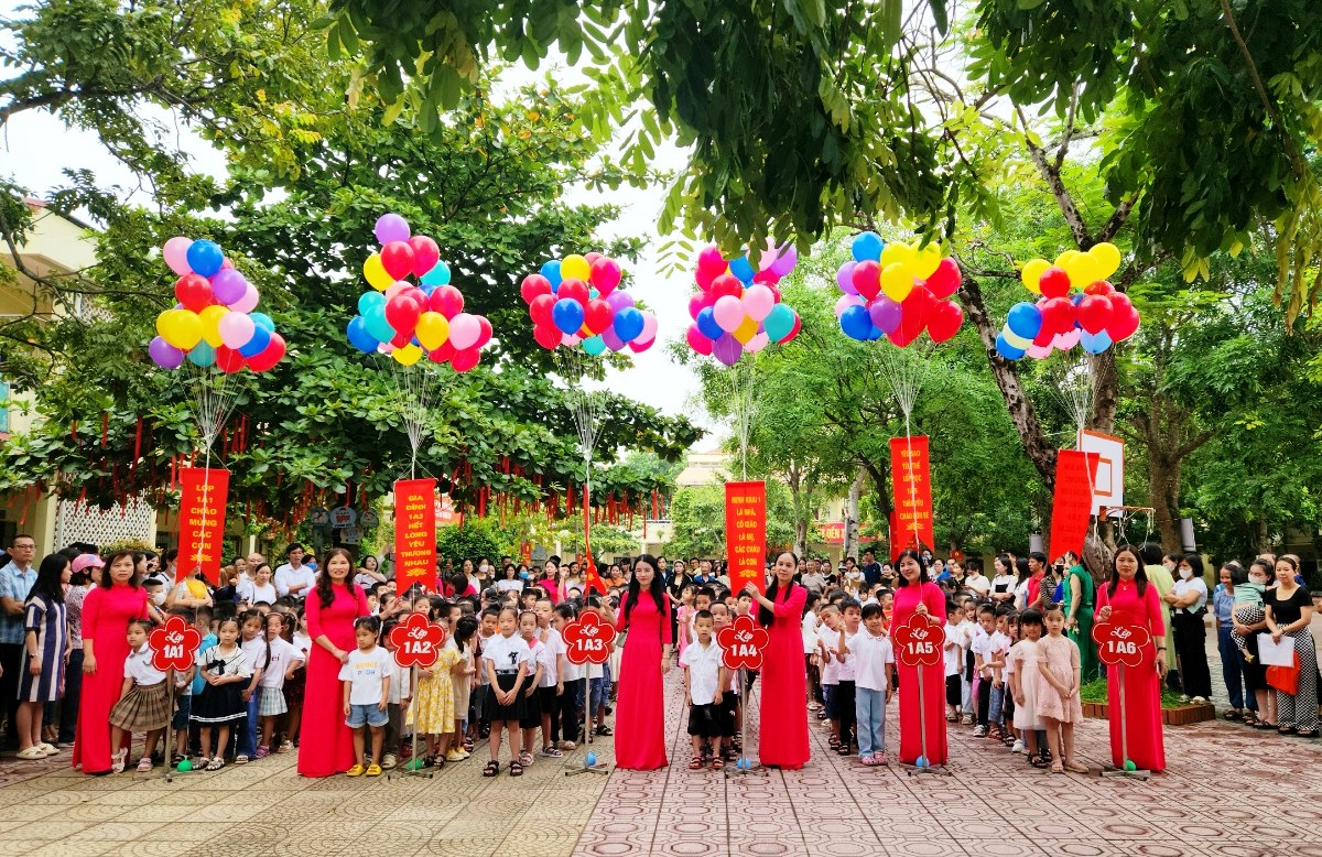 Các cô giáo Trường Tiểu học Minh Khai 1, TP Thanh Hóa đón nhận học sinh của mình trong ngày tựu trường. Ảnh: NTCC.