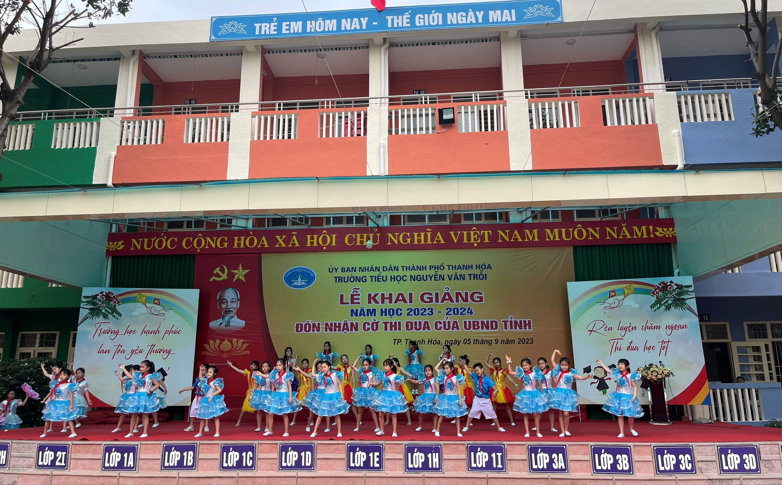 Học sinh Trường Tiểu học Nguyễn Văn Trỗi (TP Thanh Hóa) chuẩn bị cho Lễ khai giảng năm học mới 2013-2024. Ảnh: TL.