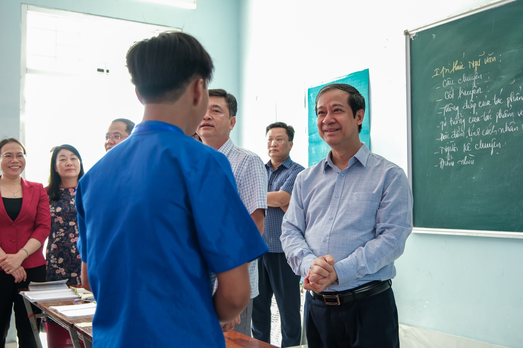 Bộ trưởng Nguyễn Kim Sơn thăm hỏi học sinh Trường THPT DTNT Huỳnh Cương.