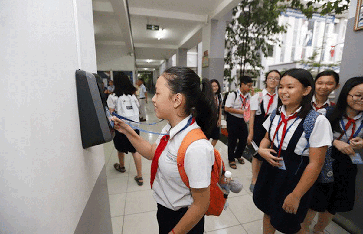 Học sinh Trường THCS Nguyễn Gia Thiều (TPHCM) điểm danh bằng thẻ học đường thông minh.