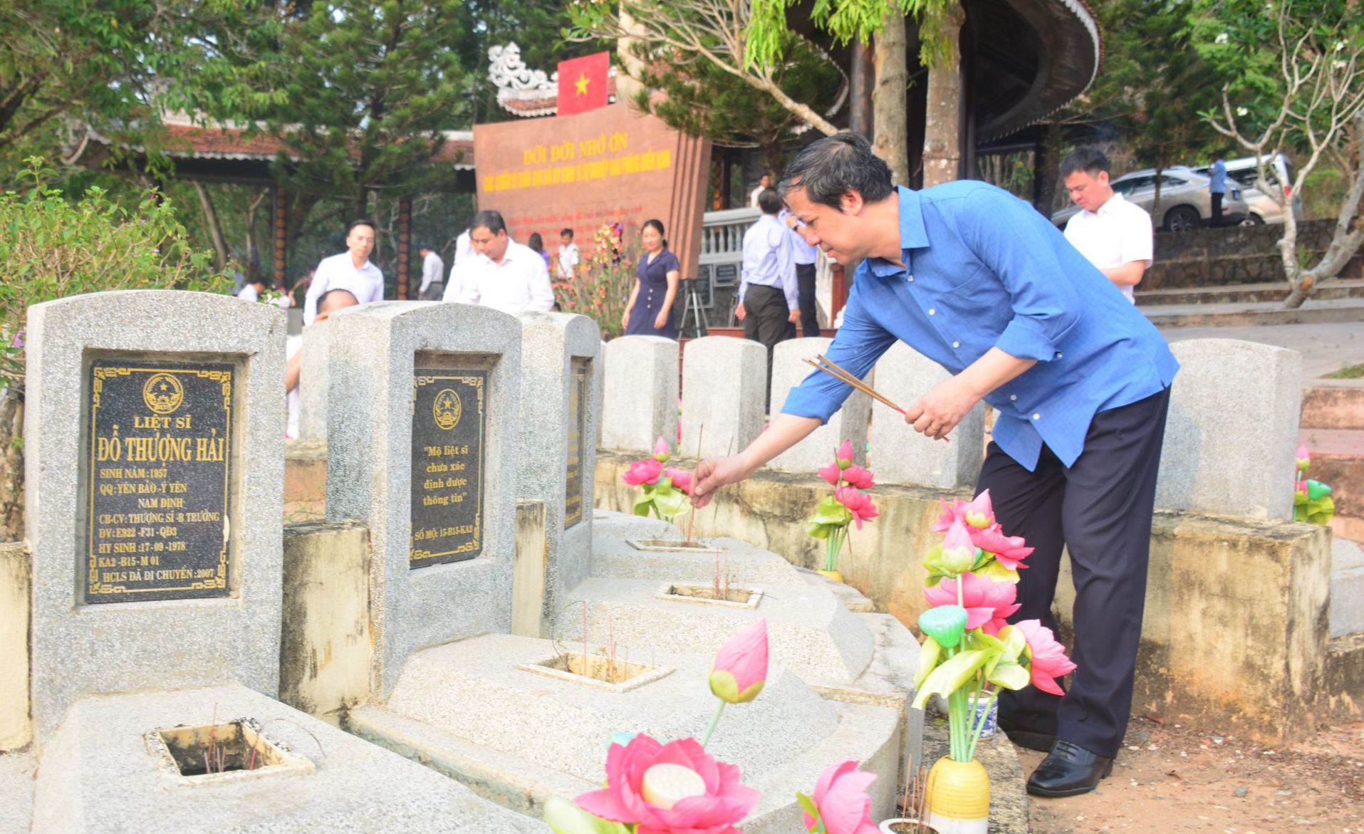 Bộ trưởng Bộ GD&ĐT Nguyễn Kim Sơn viếng thăm các liệt sĩ ngành Giáo dục tại Tây Ninh. Ảnh: Anh Tú