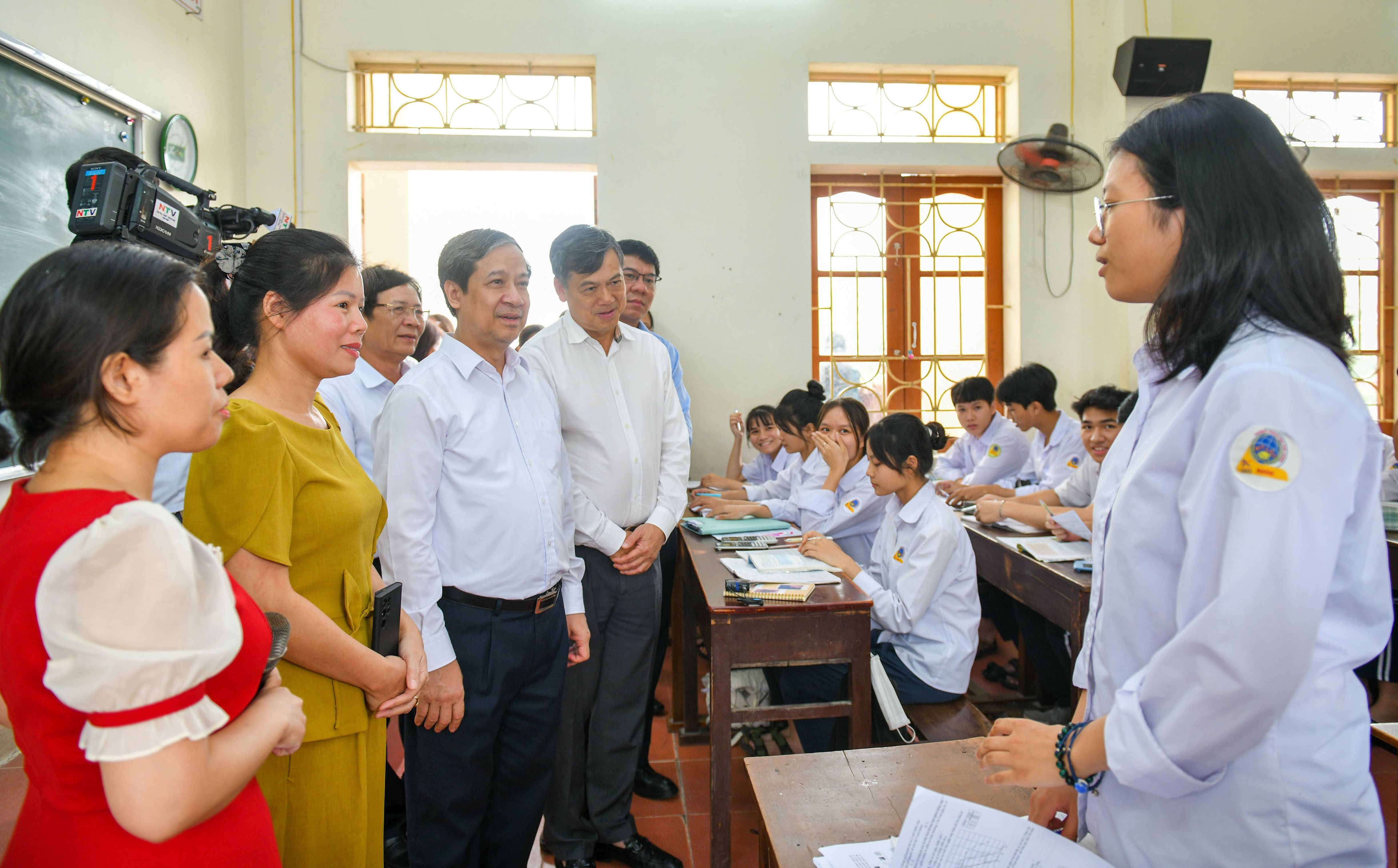 Bộ trưởng Nguyễn Kim Sơn kiểm tra, nắm bắt tình hình chuẩn bị cho Kỳ thi tốt nghiệp THPT 2023 tại Điểm thi Trường THPT Mỹ Lộc, Nam Định. Ảnh: Thế Đại.