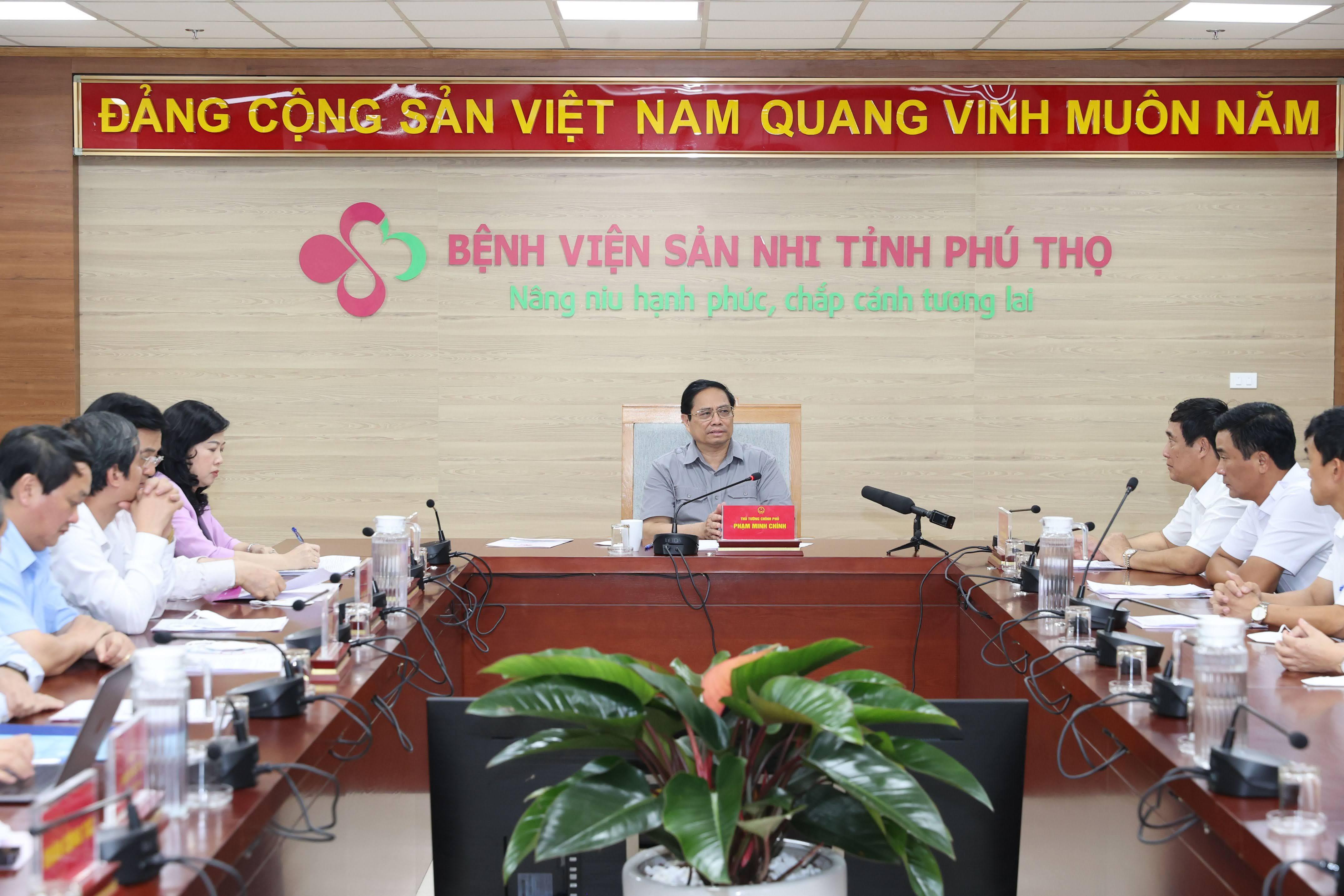 Thủ tướng Phạm Minh Chính cùng đoàn công tác làm việc tại Bệnh viện Sản Nhi Phú Thọ. Ảnh: Thế Đại