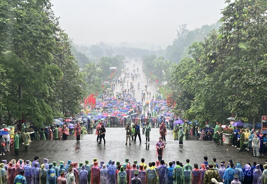 Đầu giờ sáng nay tại Khu Di tích lịch sử đặc biệt quốc gia Đền Hùng (tỉnh Phú Thọ) có mưa nặng hạt.