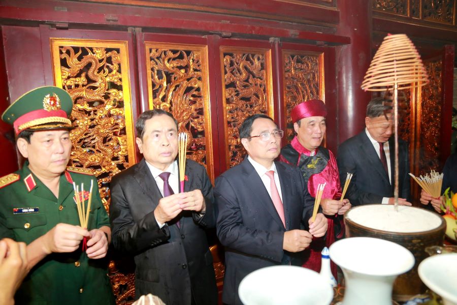 Thủ tướng Chính phủ Phạm Minh Chính và các đồng chí lãnh đạo Đảng, Nhà nước dâng hương tại Thượng cung bày tỏ lòng biết ơn sâu sắc các bậc tiền nhân đã có công dựng nước và giữ nước.