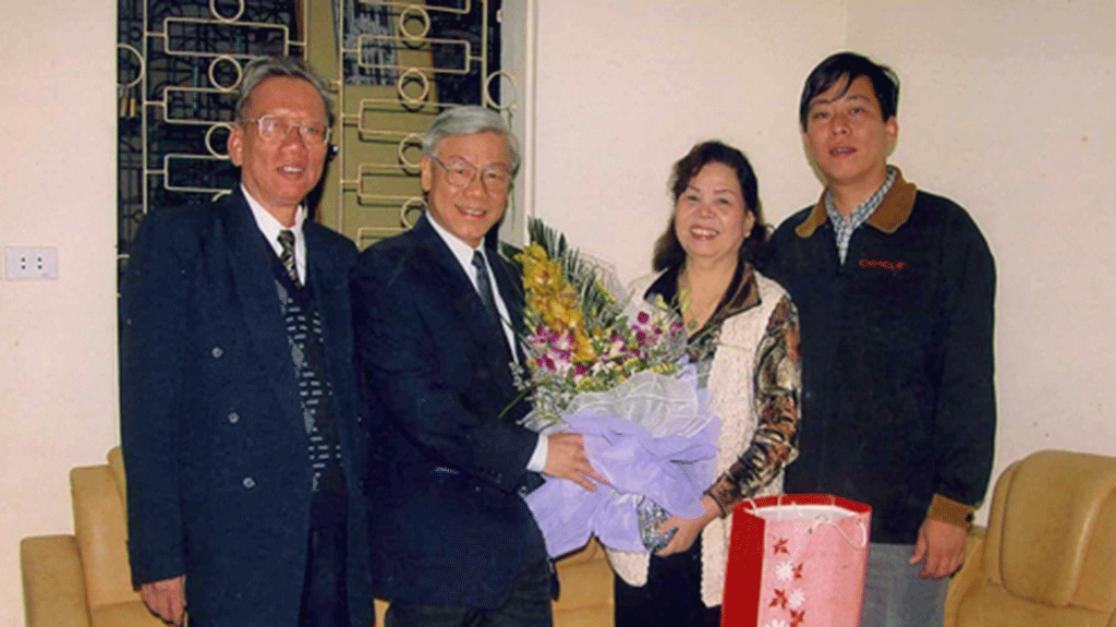 Tổng bí thư đến nhà thăm cô giáo cũ năm 2005. Ảnh do gia đình cung cấp (nguồn ảnh: báo Thanh niên)