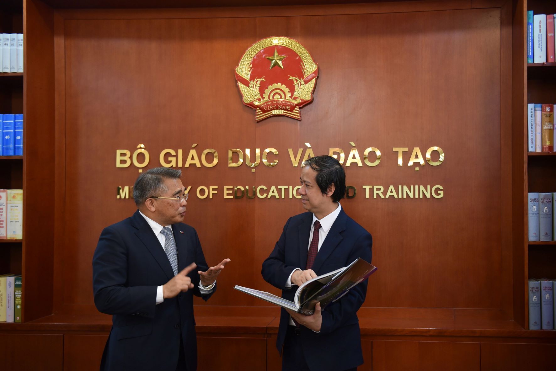 Bộ trưởng Nguyễn Kim Sơn và ngài Meynardo Los Banos Montealegre trao đổi tại buổi tiếp.