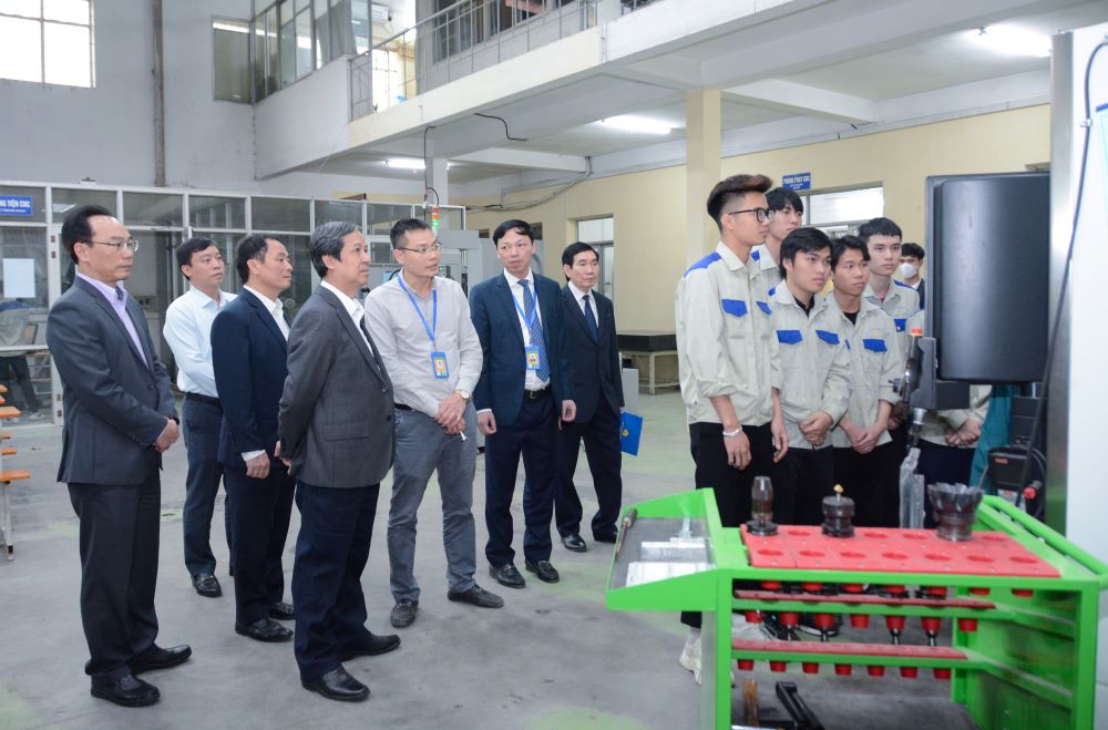 Bộ trưởng Nguyễn Kim Sơn, Thứ trưởng Hoàng Minh Sơn và đoàn công tác của Bộ GD&ĐT thăm cơ sở vật chất Trường ĐH Sư phạm Kỹ thuật Hưng Yên.