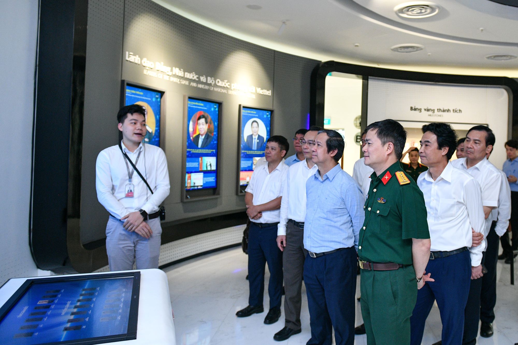 Bộ trưởng Nguyễn Kim Sơn và đoàn công tác của Bộ GD&ĐT thăm, làm việc tại Tập đoàn Viettel.