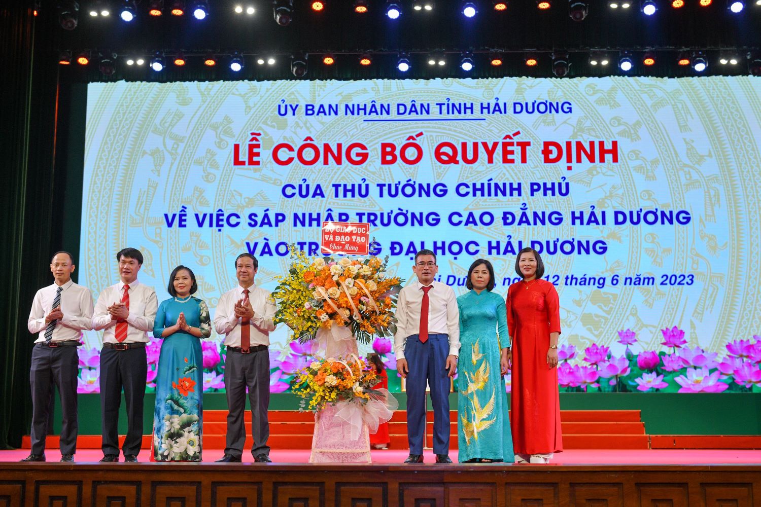 Bộ trưởng Nguyễn Kim Sơn trao quyết định của Thủ tướng và tặng hoa chúc mừng Trường ĐH Hải Dương.