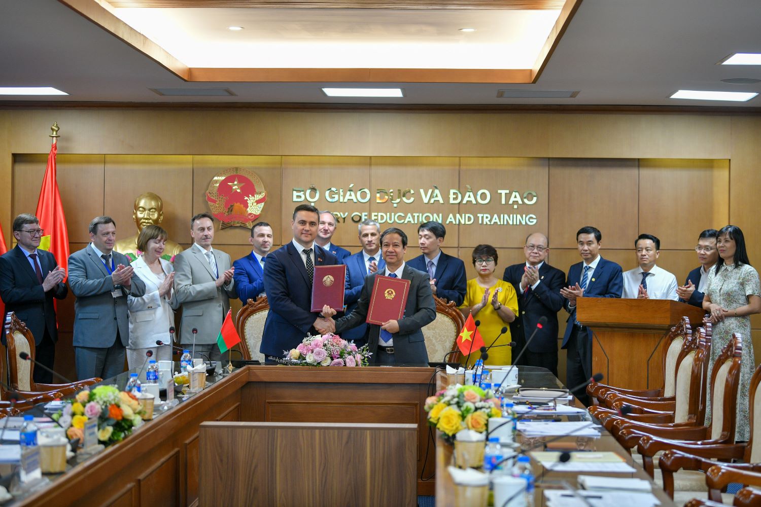 Bộ trưởng Bộ GD&ĐT Việt Nam Nguyễn Kim Sơn, Bộ trưởng Bộ Giáo dục Belarus Ivanets Andrei Ivanovich đại diện hai bên ký kết Hiệp định hợp tác.