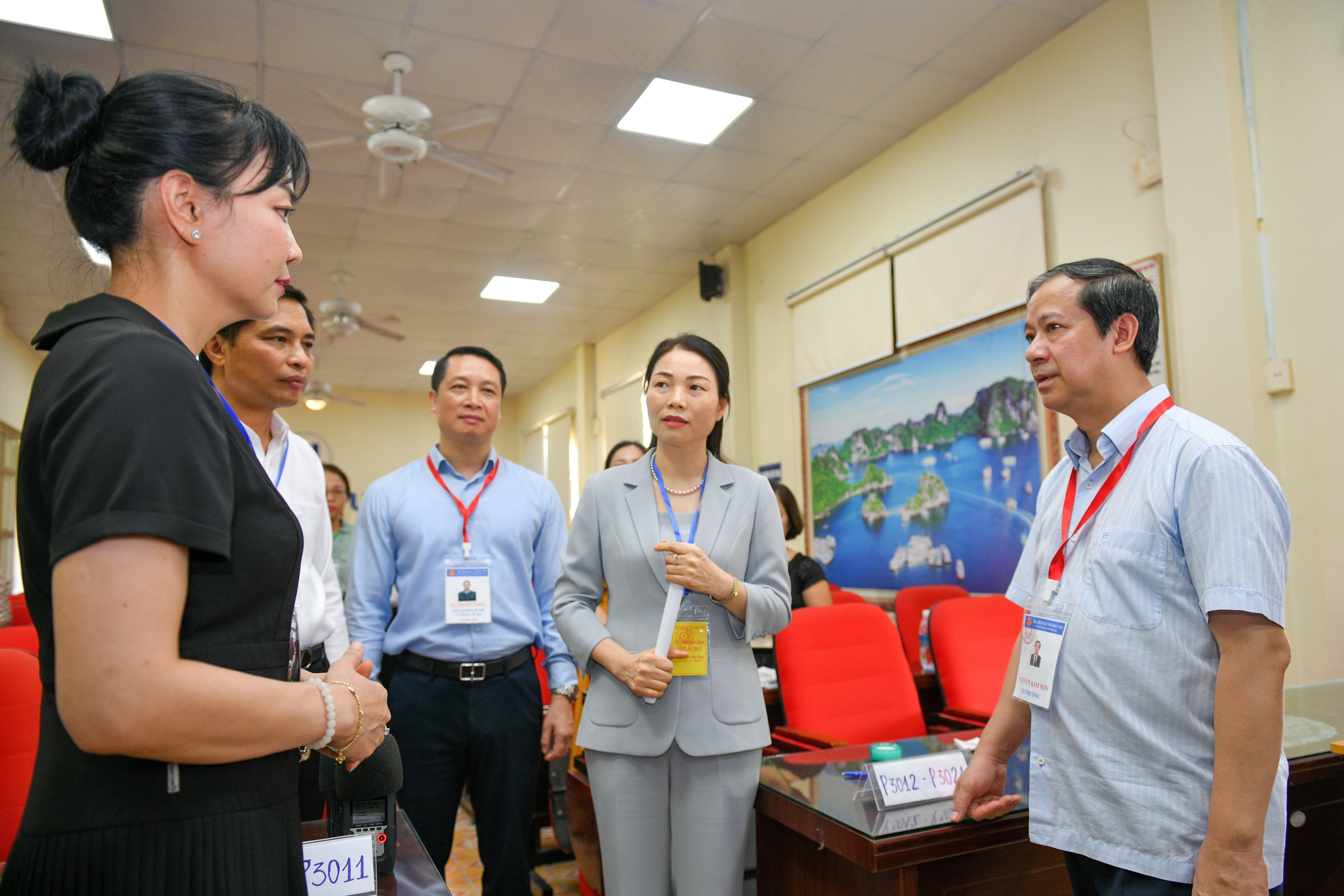 Bộ trưởng Nguyễn Kim Sơn trao đổi với Giám đốc Sở GD&ĐT Quảng Ninh Nguyễn Thị Thúy và Trưởng điểm thi Trường THPT Uông Bí Đặng Thị Thu Minh.