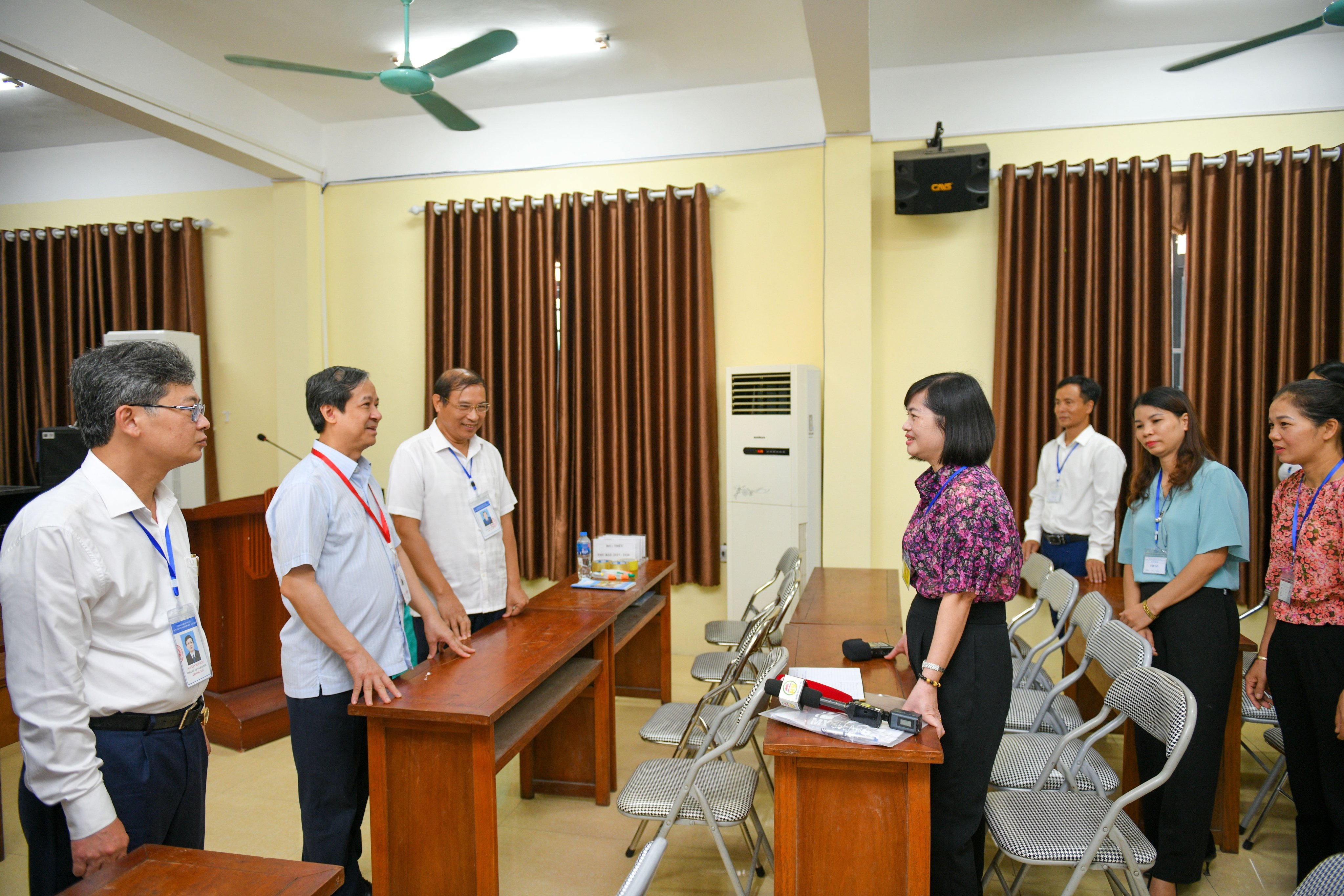 Bộ trưởng Nguyễn Kim Sơn trao đổi với cán bộ tham gia làm thi tại Điểm thi Trường THPT Yên Mỹ.