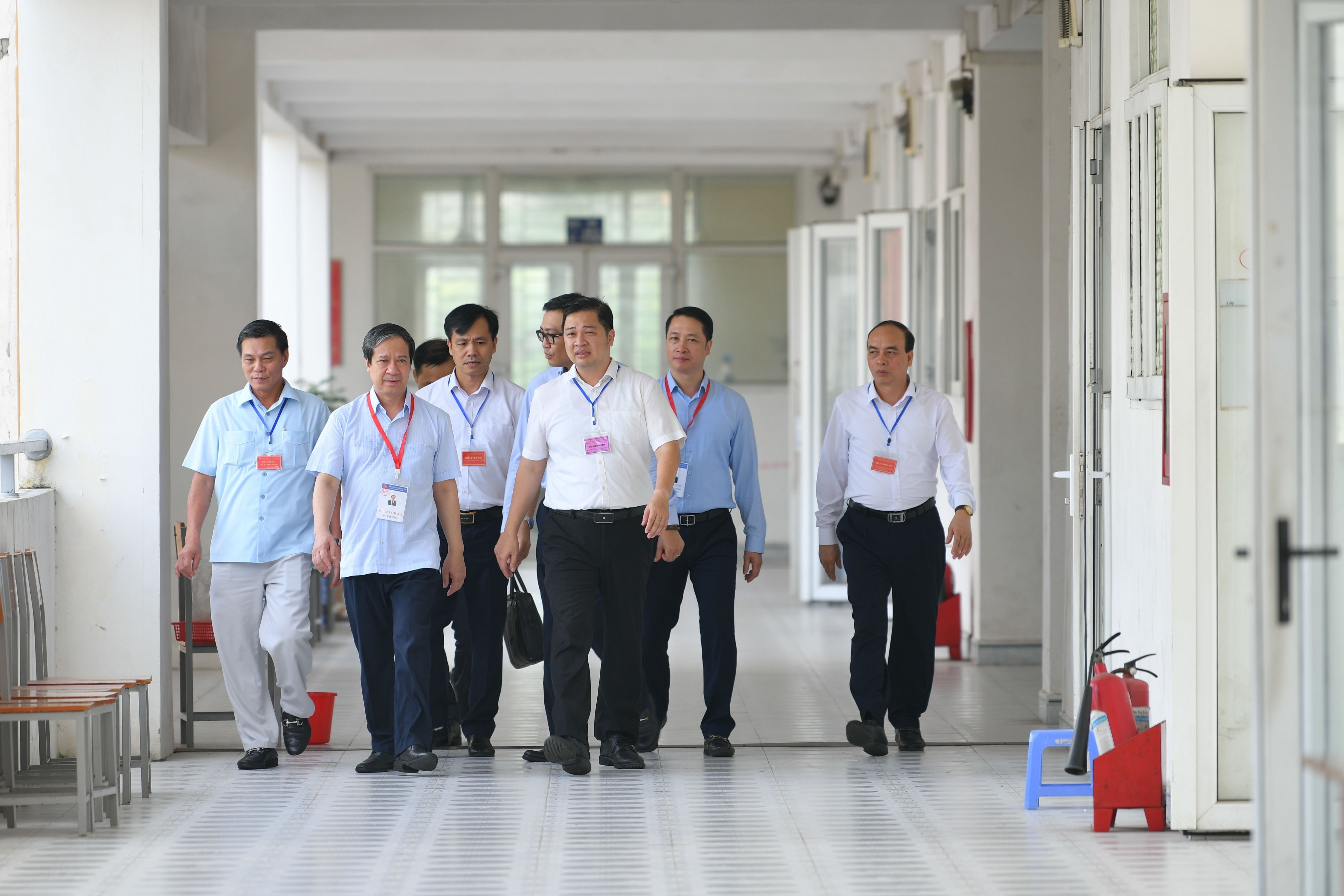 Bộ trưởng Nguyễn Kim Sơn và đoàn công tác kiểm tra công tác coi thi tốt nghiệp THPT tại điểm thi Trường THPT chuyên Trần Phú, Hải Phòng.