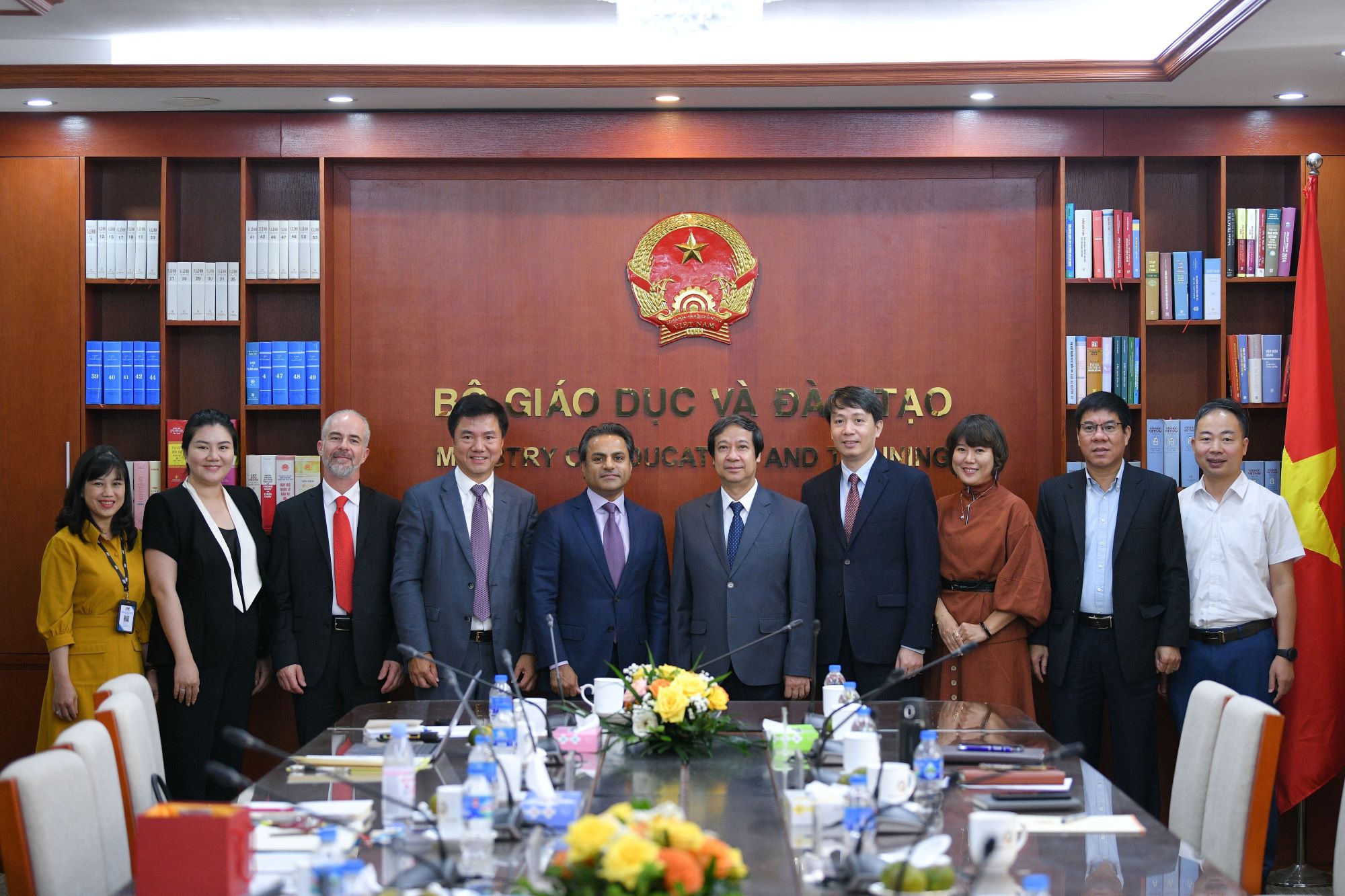 Bộ trưởng Nguyễn Kim Sơn và đại diện một số đơn vị thuộc Bộ GD&ĐT chụp ảnh lưu niệm cùng đại diện Viện Khảo thí Giáo dục Hoa Kỳ tại buổi làm việc.
