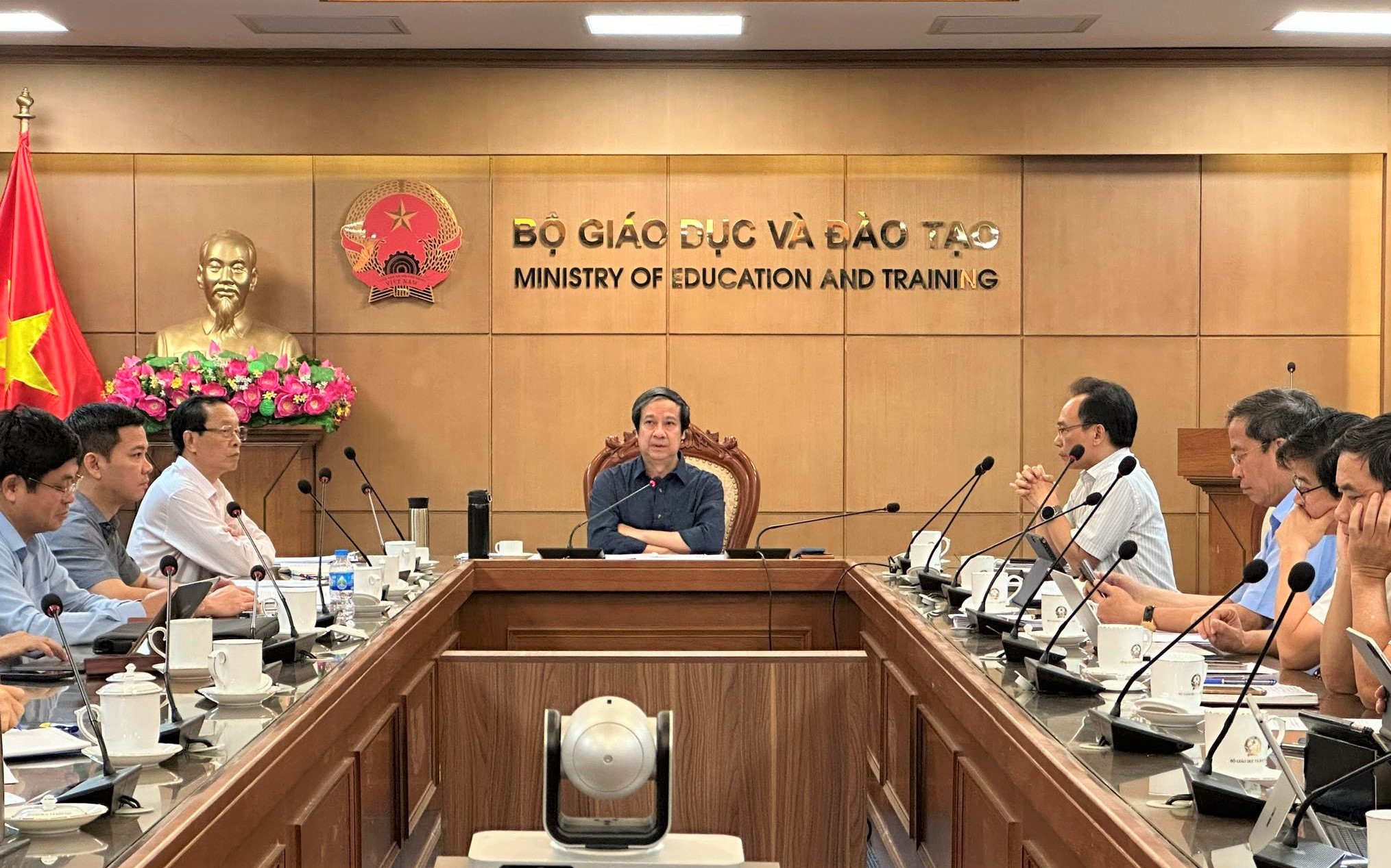 Bộ trưởng Bộ GD&ĐT Nguyễn Kim Sơn chủ trì cuộc họp.