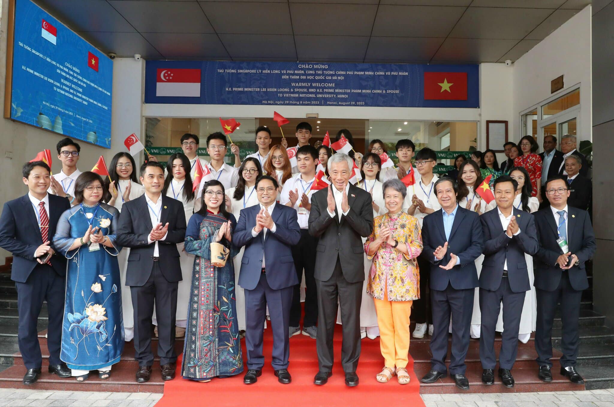 Thủ tướng Phạm Minh Chính và Phu nhân cùng Thủ tướng Singapore Lý Hiển Long và Phu nhân gặp gỡ các sinh viên tiêu biểu của ĐHQG Hà Nội. Ảnh: VNU