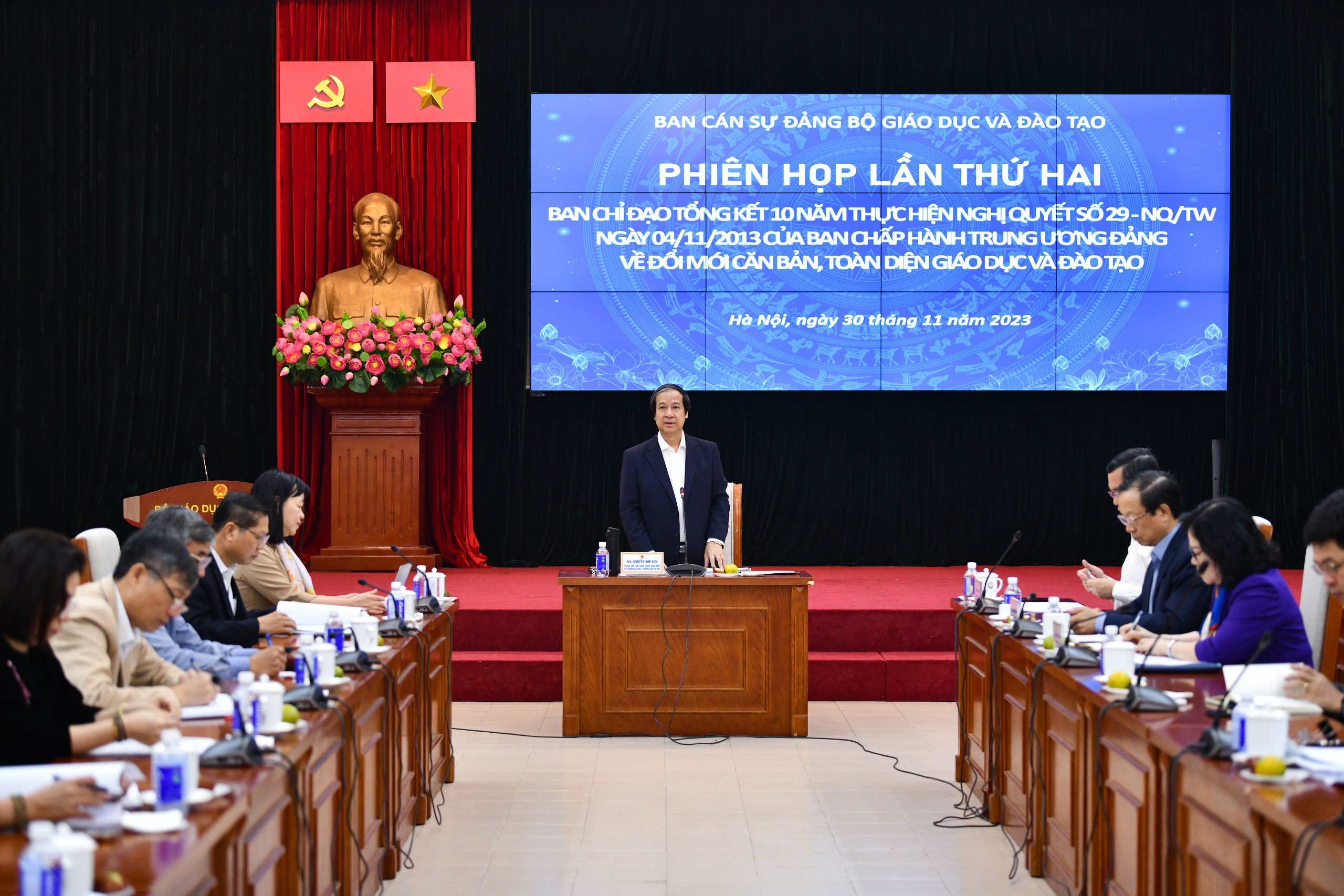 Bộ trưởng Bộ GD&ĐT Nguyễn Kim Sơn chủ trì phiên họp.