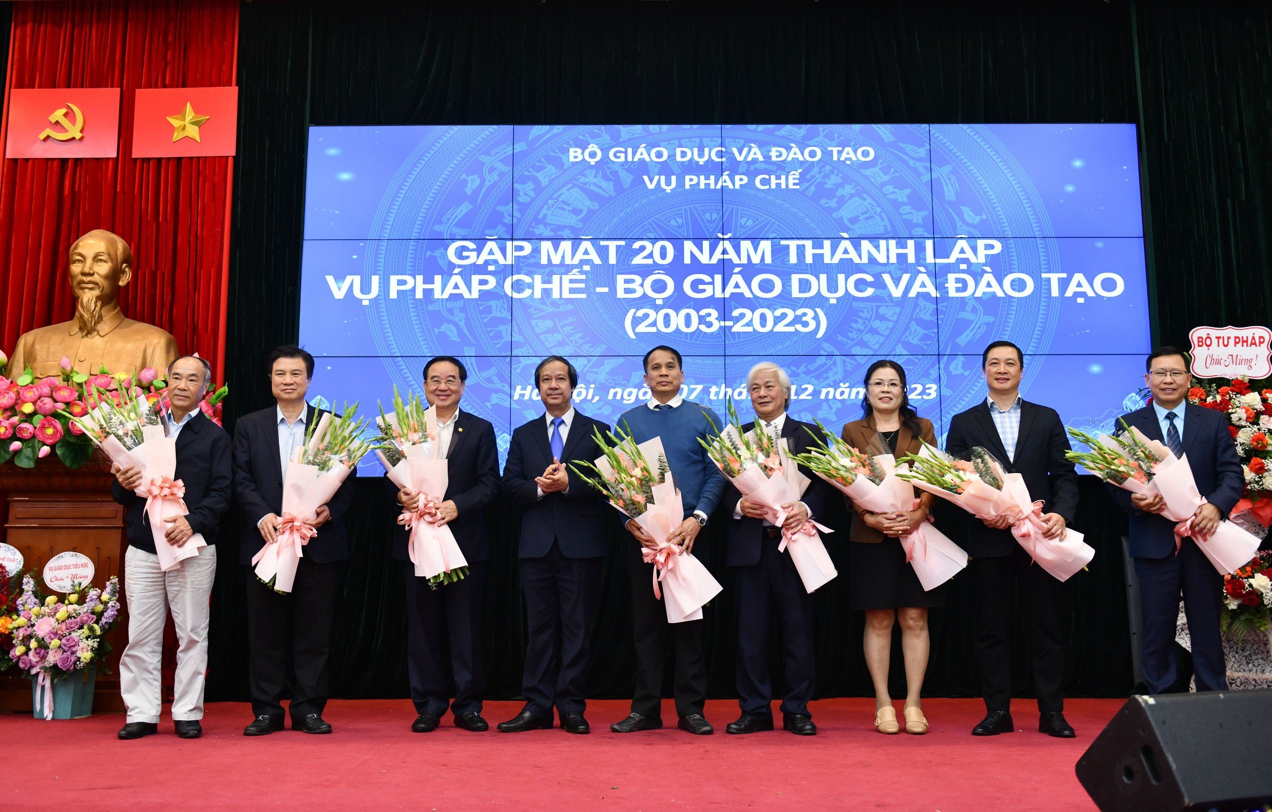 Bộ trưởng Nguyễn Kim Sơn tặng hoa tri ân nguyên lãnh đạo Bộ phụ trách Vụ Pháp chế và lãnh đạo Vụ Pháp chế các thời kỳ.