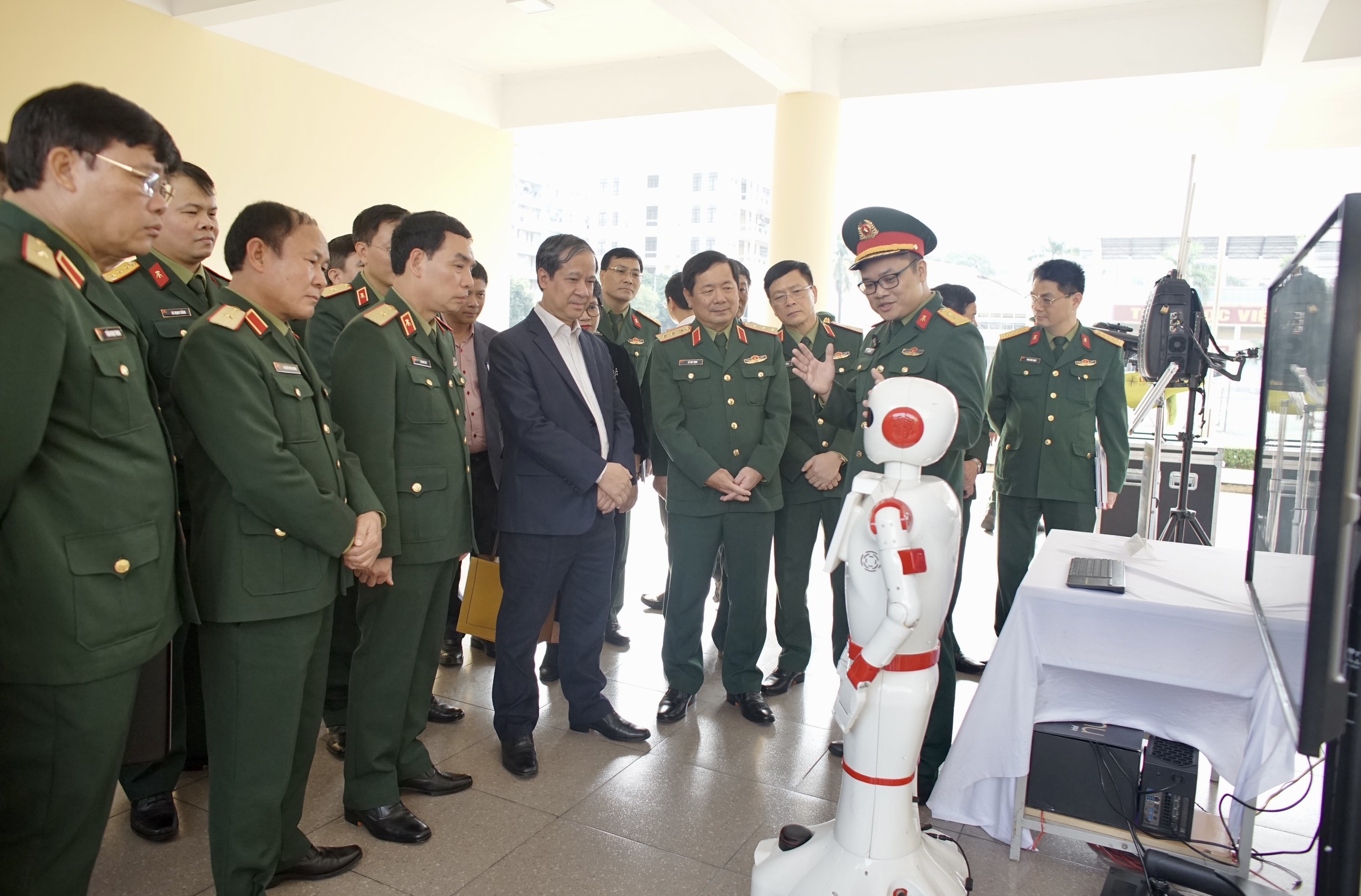 Bộ trưởng Bộ GD&ĐT Nguyễn Kim Sơn, Thứ trưởng Bộ Quốc phòng Lê Huy Vịnh và đoàn công tác thăm cơ sở vật chất Học viện Kỹ thuật quân sự.
