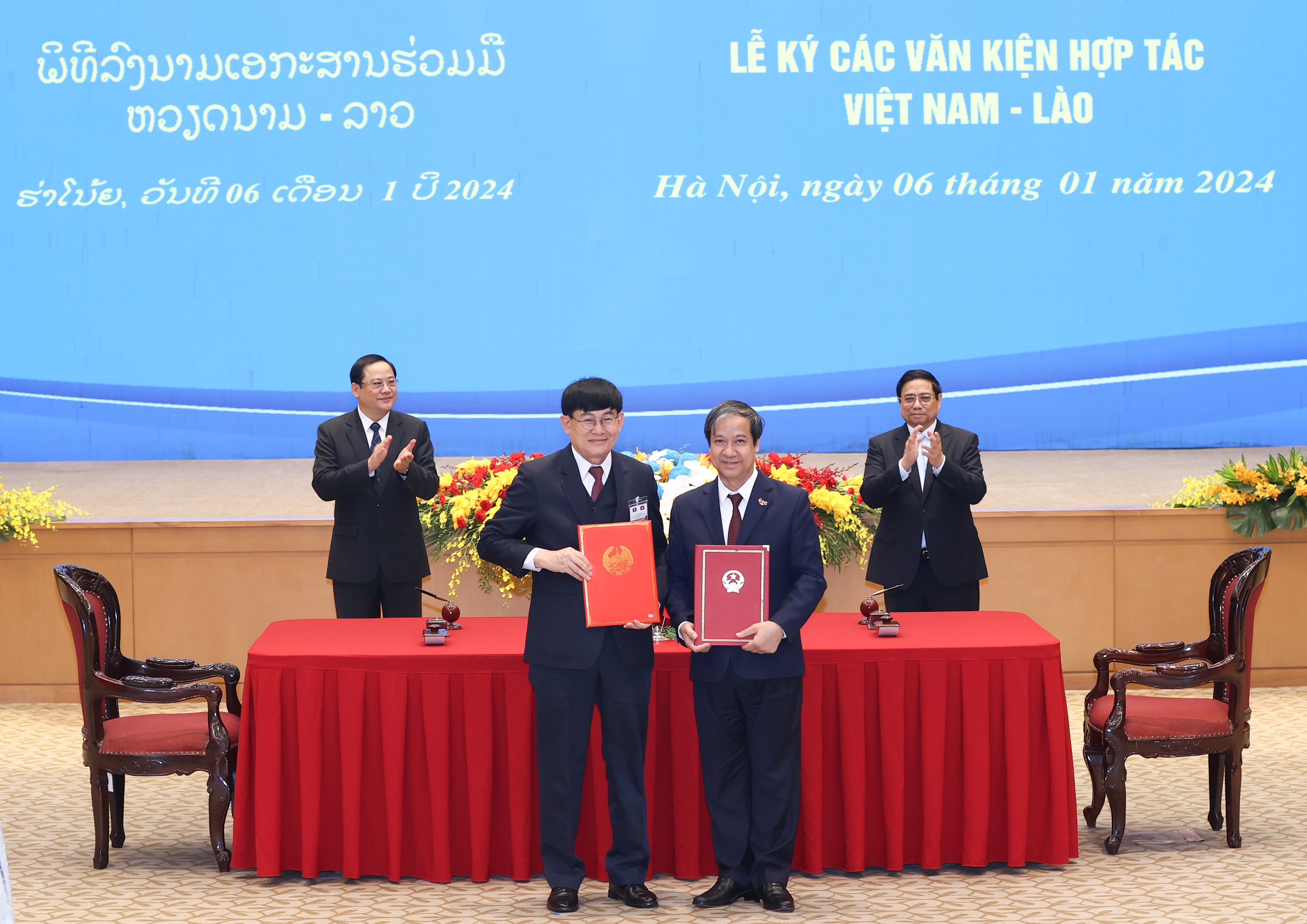 Bộ trưởng Bộ GD&ĐT Nguyễn Kim Sơn và Bộ trưởng Bộ Giáo dục và Thể thao Lào Phout Simmalavong ký kết Kế hoạch hợp tác trước sự chứng kiến của Thủ tướng Phạm Minh Chính và Thủ tướng nước Cộng hòa Dân chủ Nhân dân Lào Sonexay Siphandone.