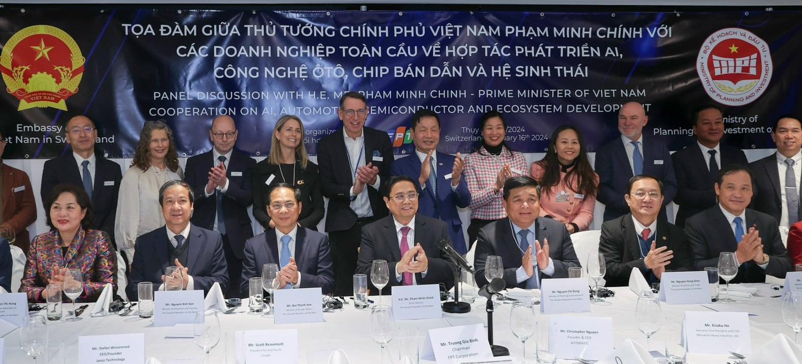 Thủ tướng Phạm Minh Chính và các thành viên Chính phủ tham dự Tọa đàm với các doanh nghiệp toàn cầu về hợp tác phát triển AI, công nghệ ô tô, chíp bán dẫn và hệ sinh thái.