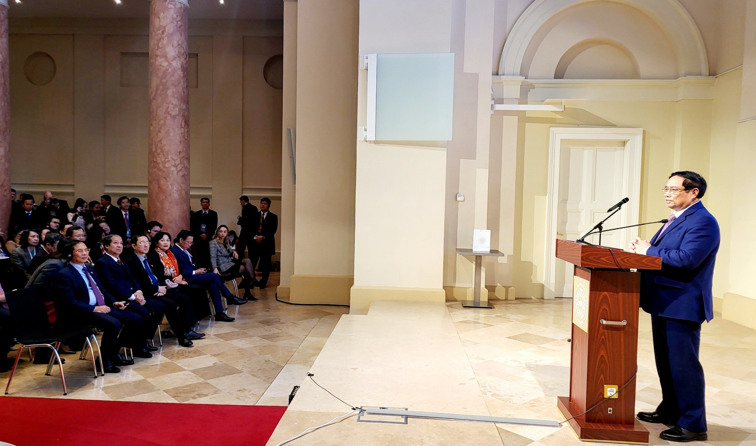 Thủ tướng Phạm Minh Chính phát biểu tại Trường Đại học Hành chính công quốc gia của Hungary.