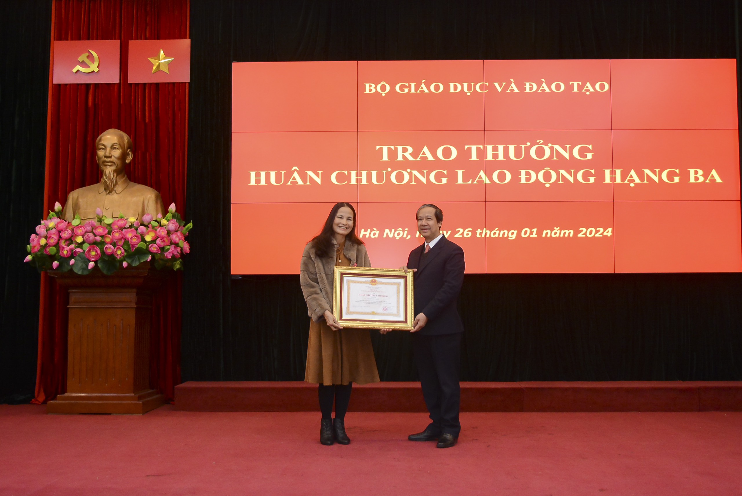 Bộ trưởng Nguyễn Kim Sơn trao Huân chương Lao động hạng Ba cho nguyên Phó Vụ trưởng Vụ Tổ chức cán bộ Lê Thị Phương Hồng.