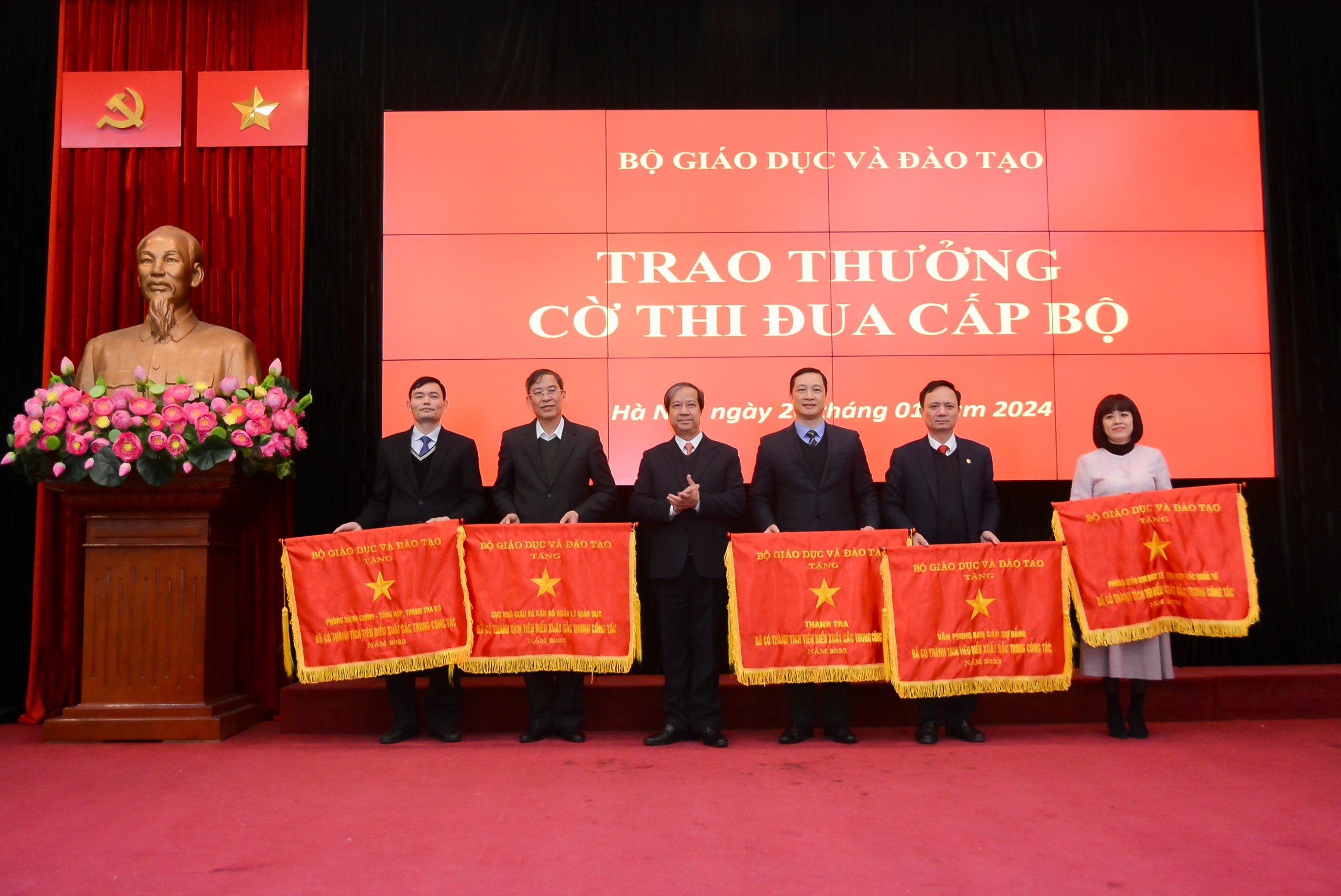 Bộ trưởng Nguyễn Kim Sơn tặng Cờ thi đua của Bộ GD&ĐT cho 5 tập thể.