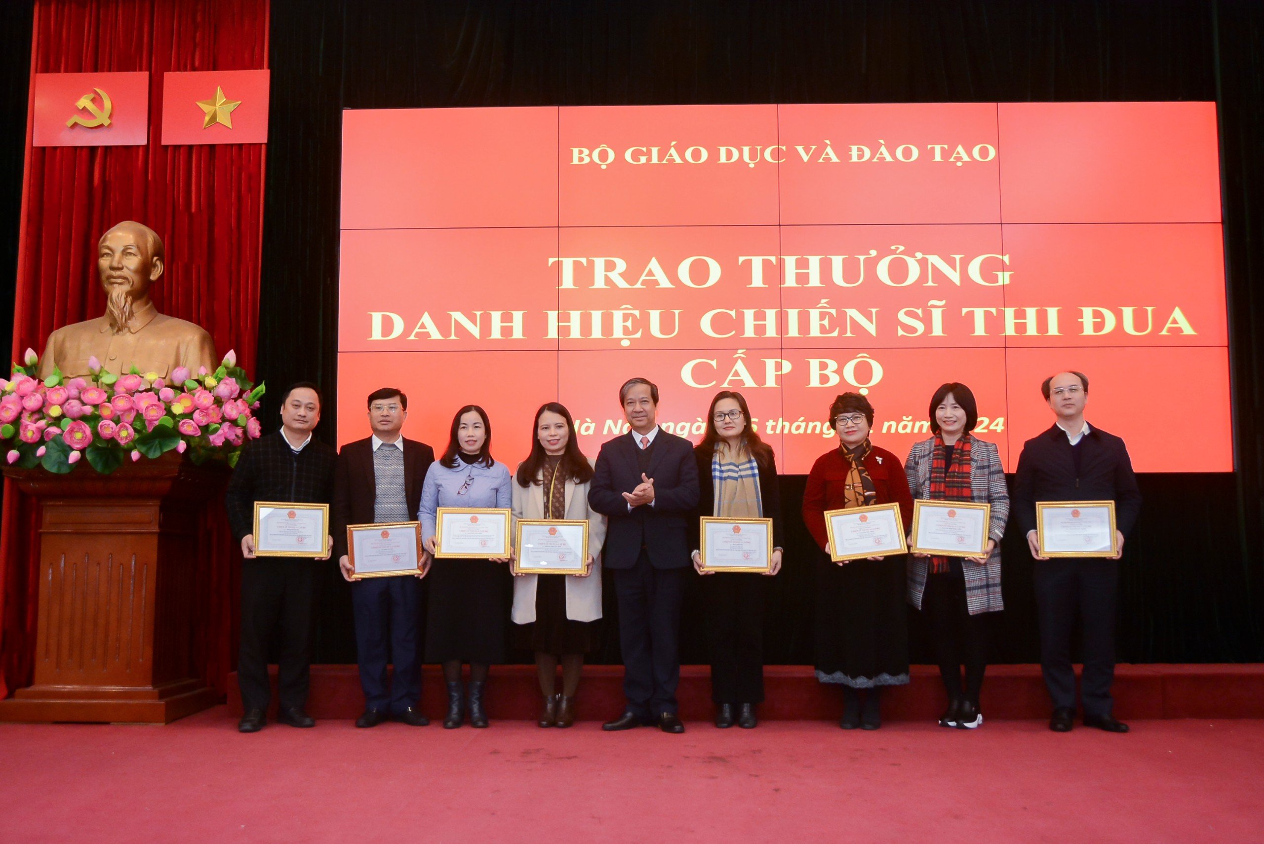 Bộ trưởng Nguyễn Kim Sơn trao quyết định công nhận chiến sĩ thi đua cấp Bộ cho các cá nhân.