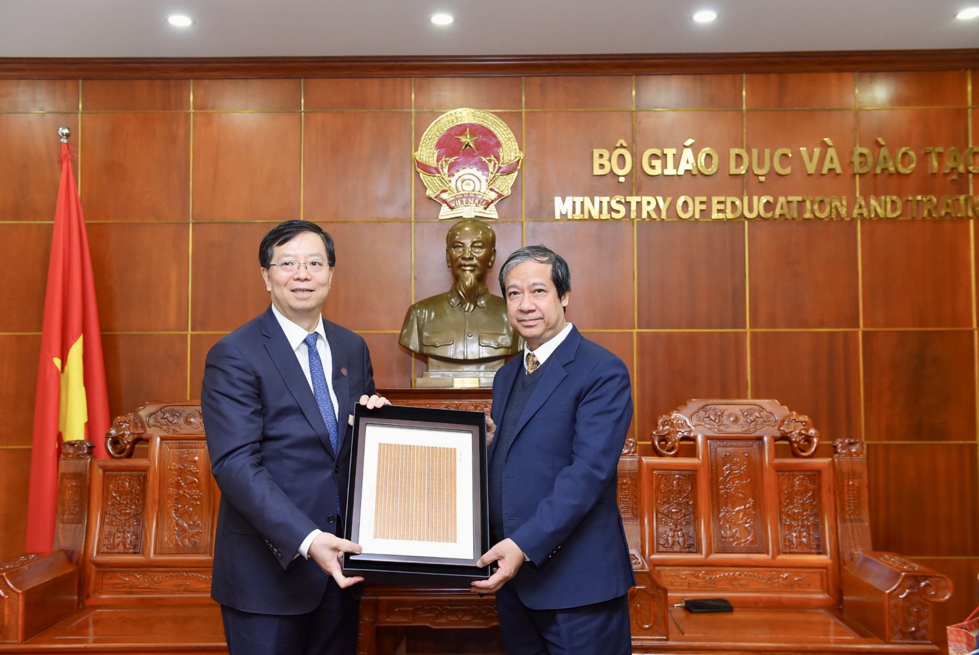 Bộ trưởng Nguyễn Kim Sơn và Chủ tịch Hội đồng ĐH Thanh Hoa Khưu Dũng tặng quà lưu niệm nhân dịp gặp mặt.