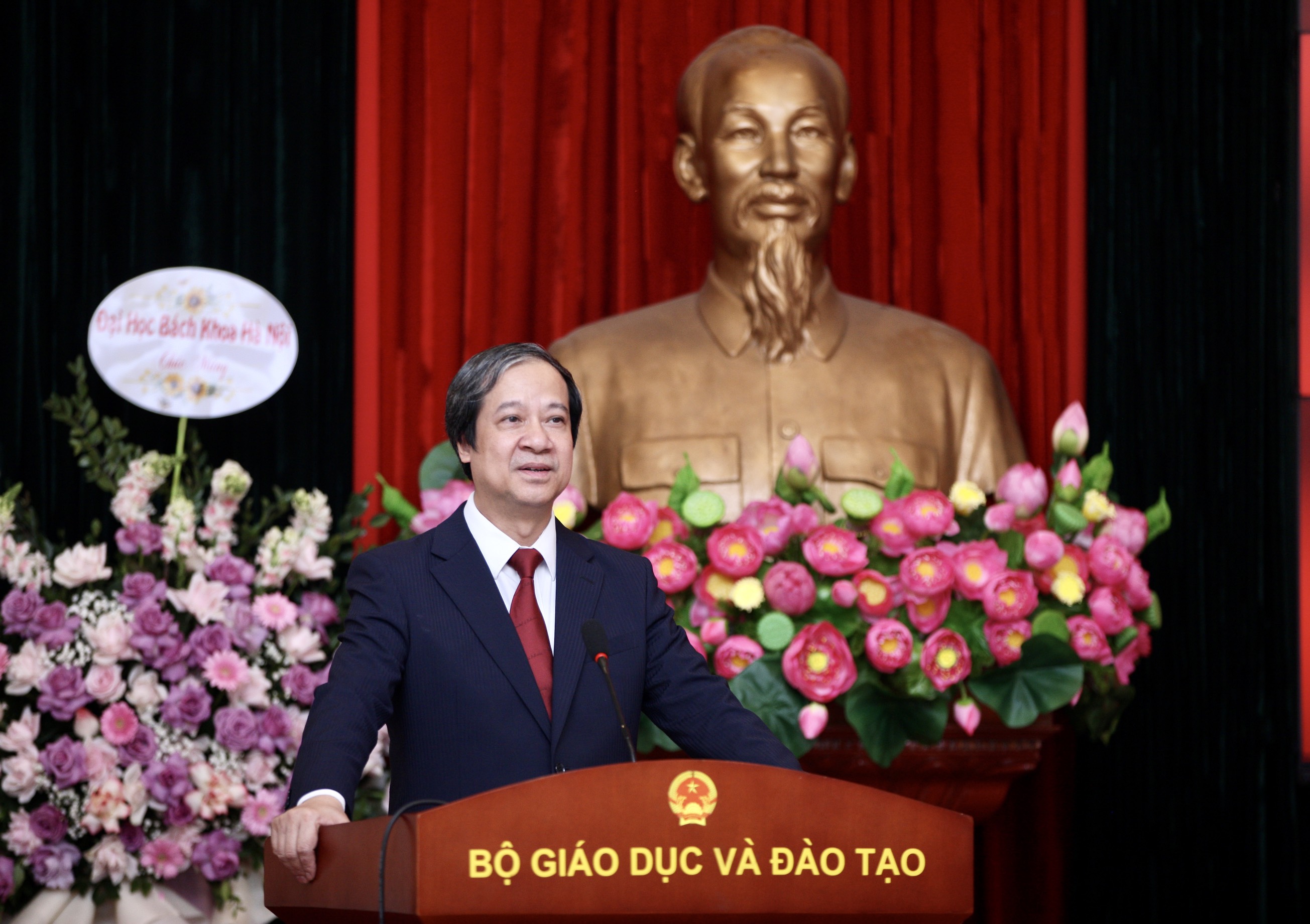 Bộ trưởng Nguyễn Kim Sơn phát biểu chúc mừng tân Thứ trưởng Nguyễn Thị Kim Chi.