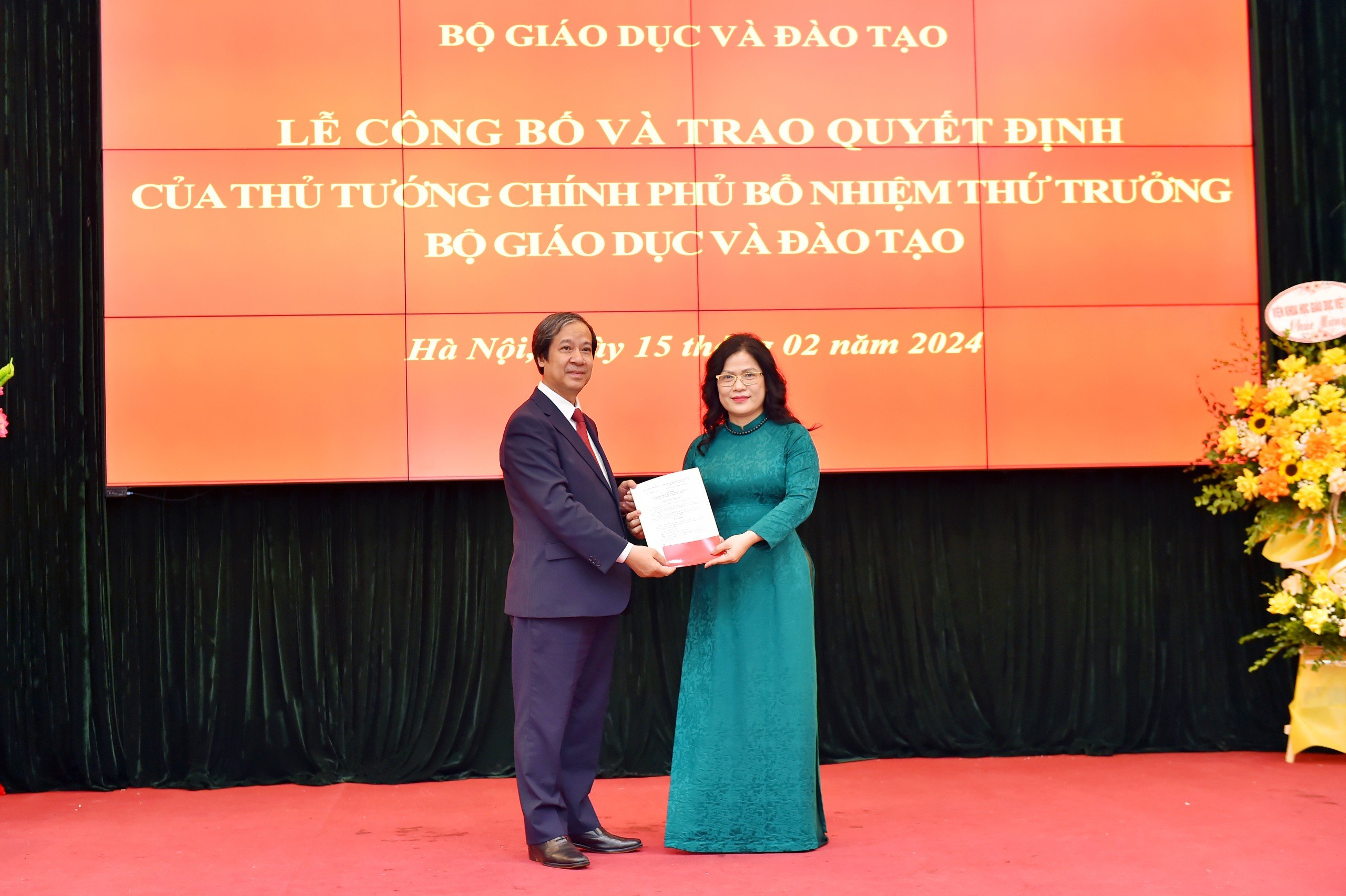 Bộ trưởng Nguyễn Kim Sơn thừa ủy quyền của Thủ tướng Chính phủ trao Quyết định cho tân Thứ trưởng Nguyễn Thị Kim Chi.