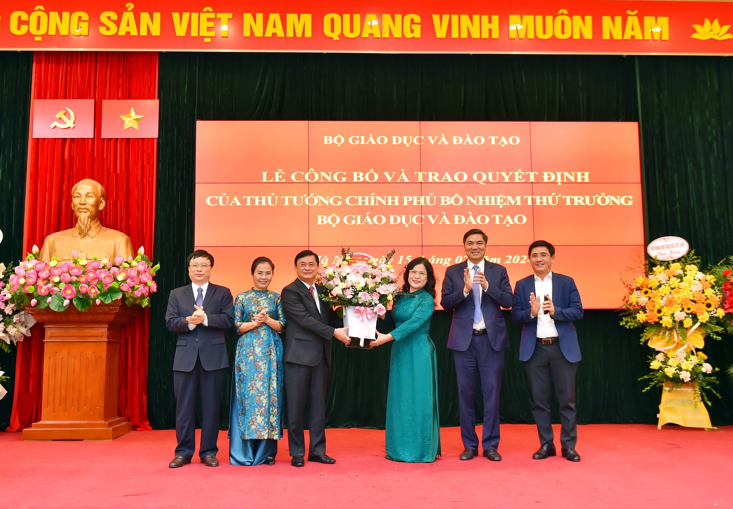 Lãnh đạo tỉnh Nghệ An tặng hoa chúc mừng tân Thứ trưởng Nguyễn Thị Kim Chi.