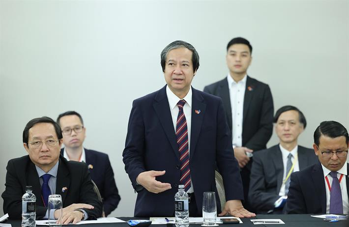Bộ trưởng Nguyễn Kim Sơn trao đổi tại cuộc làm việc với đại diện Tổ chức Kết nối mạng lưới trí thức Việt Nam hoạt động tại New Zealand (VietTechNZ) - Ảnh: VGP/Nhật Bắc.