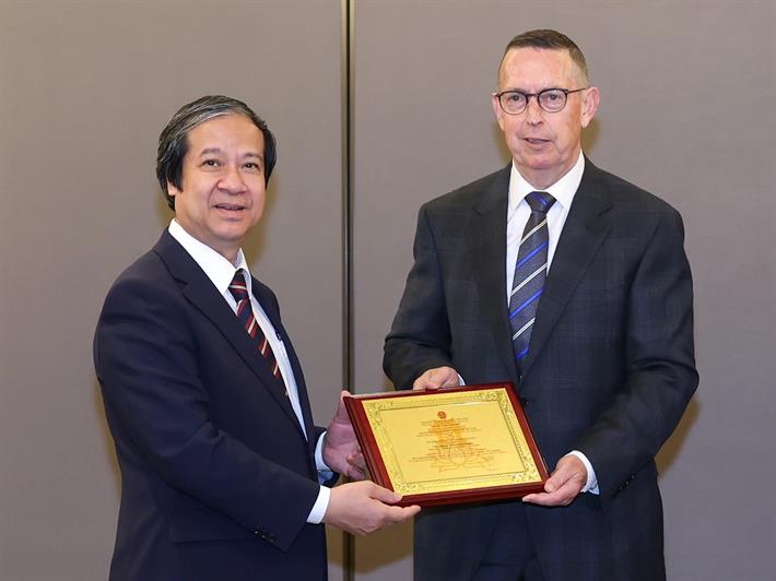 Bộ trưởng Bộ GD&ĐT Nguyễn Kim Sơn trao Kỷ niệm chương Vì sự nghiệp giáo dục tặng GS Neil Quigley - Ảnh: VGP/Nhật Bắc.