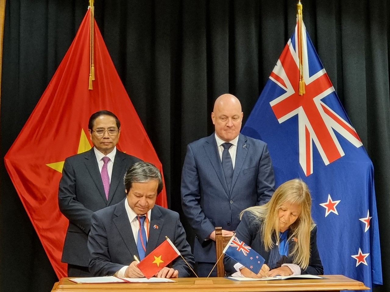 Trước sự chứng kiến của Thủ tướng hai nước, Bộ trưởng Bộ GDĐT Việt Nam Nguyễn Kim Sơn và Bộ trưởng Giáo dục Cao đẳng, Đại học và Kỹ năng New Zealand ký kết Thoả thuận Hợp tác về Giáo dục.
