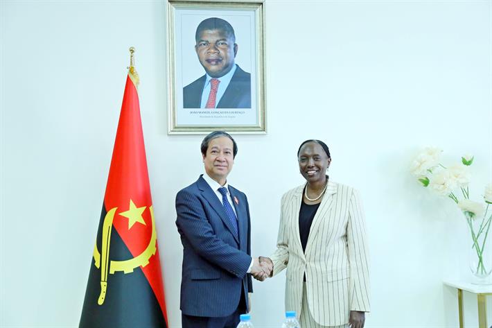 Bộ trưởng Nguyễn Kim Sơn và Bộ trưởng Bộ Y tế Angola Sílvia Lutucuta.