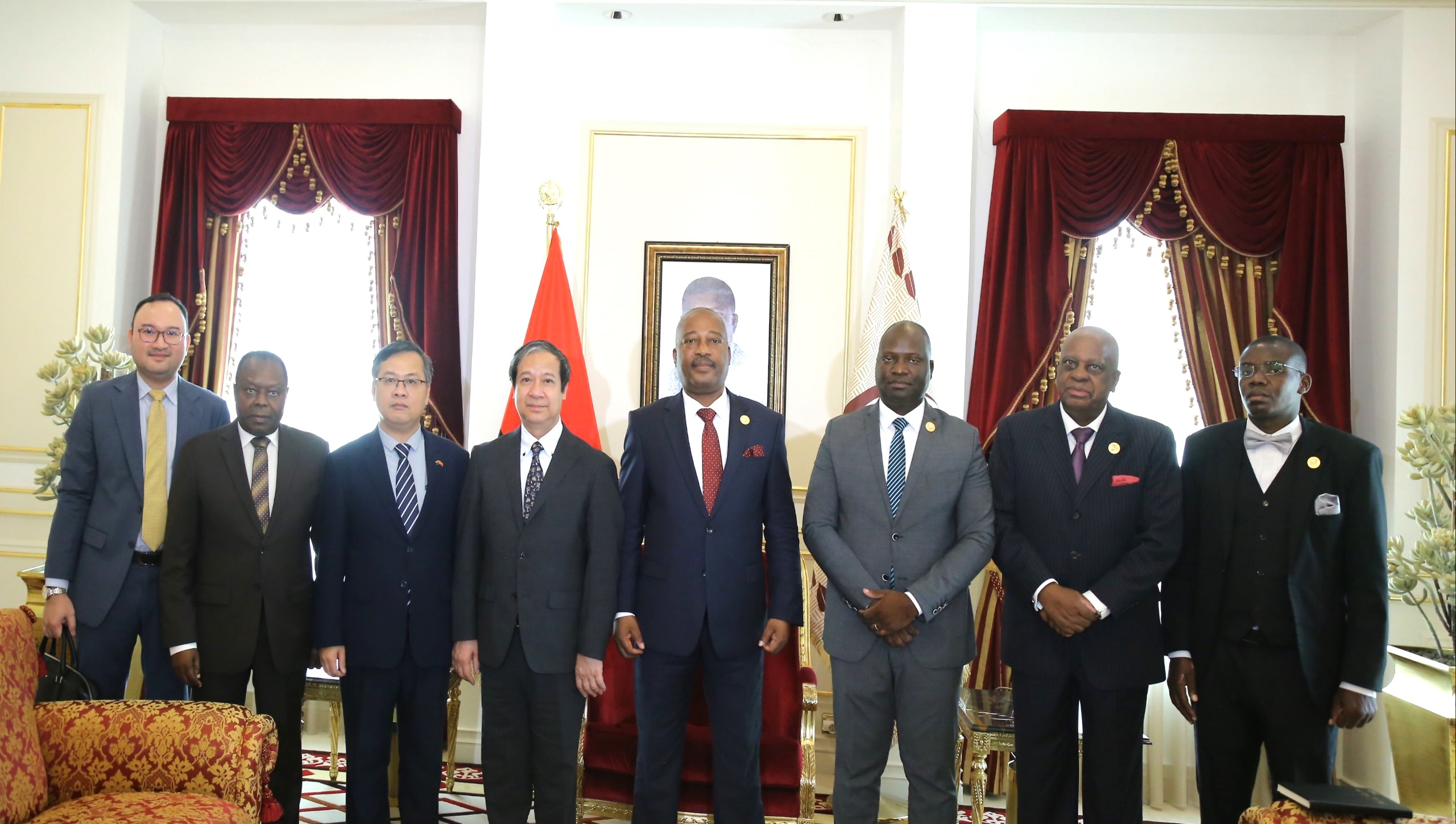 Phó Chủ tịch Thường trực Quốc hội Angola Américo António Cuononoca (thứ 4, từ phải sang) chụp ảnh lưu niệm với Bộ trưởng Nguyễn Kim Sơn.