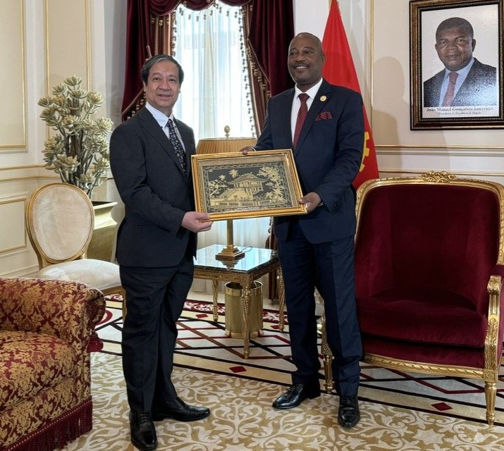 Bộ trưởng Nguyễn Kim Sơn tặng quà lưu niệm Phó Chủ tịch Thường trực Quốc hội Angola Américo António Cuononoca.