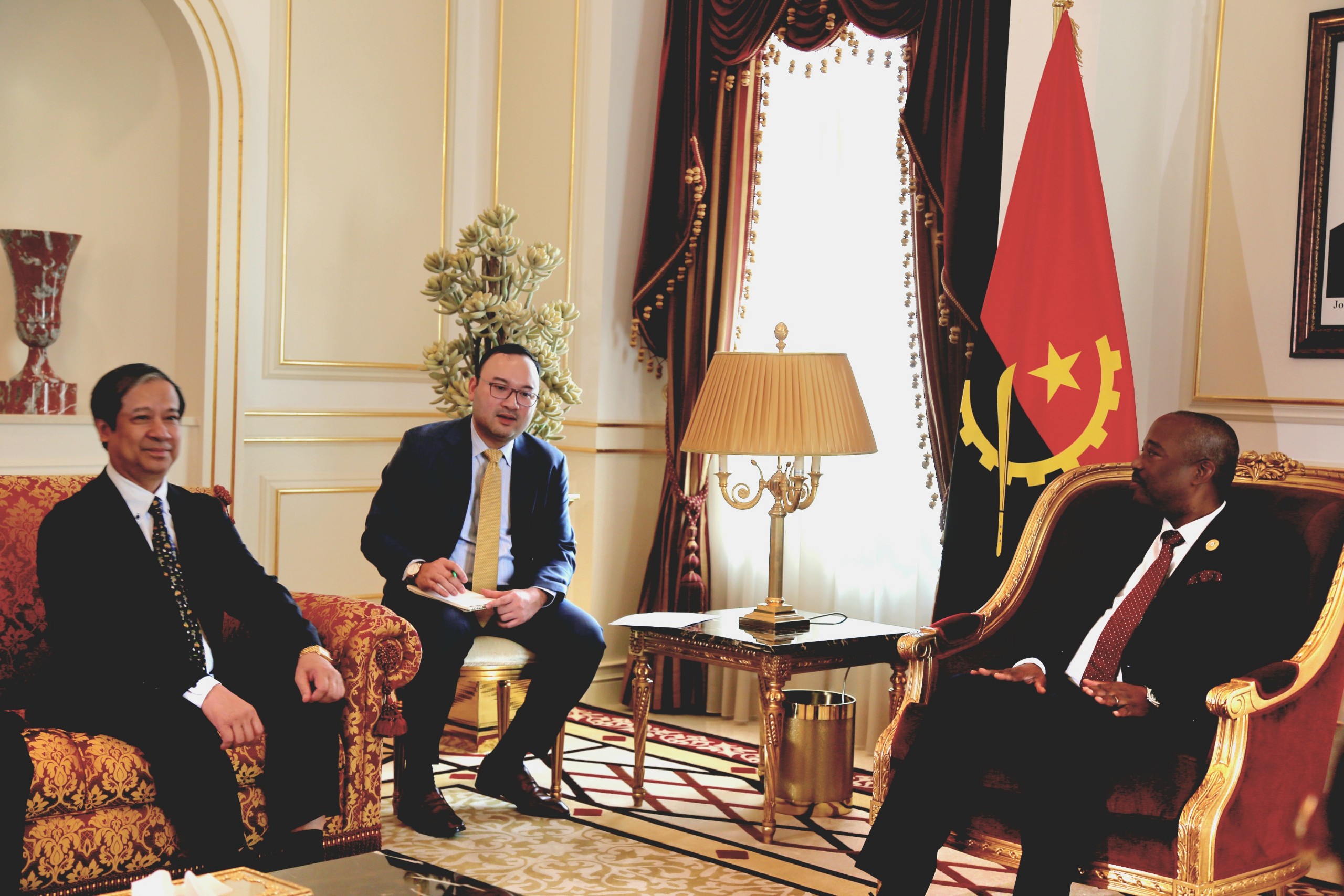 Bộ trưởng Nguyễn Kim Sơn chào xã giao Phó Chủ tịch Thường trực Quốc hội Angola Américo António Cuononoca.