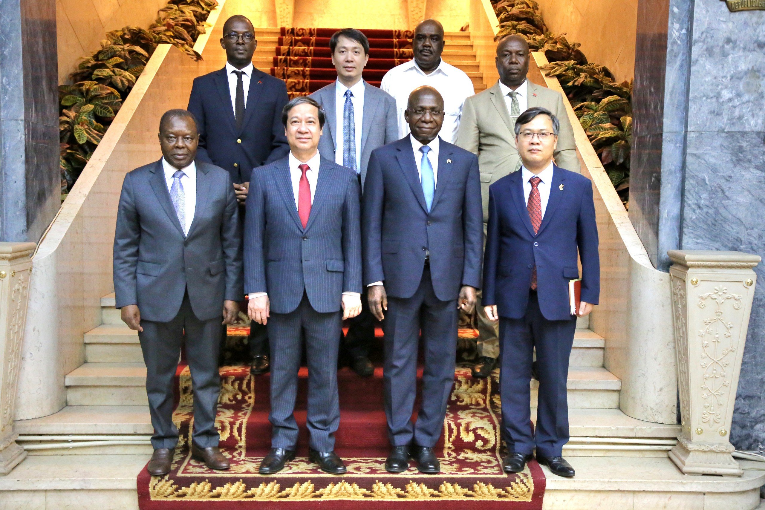 Bộ trưởng Nguyễn Kim Sơn, Bộ trưởng Bộ Ngoại giao Angola Téte António và các thành viên hai bên.