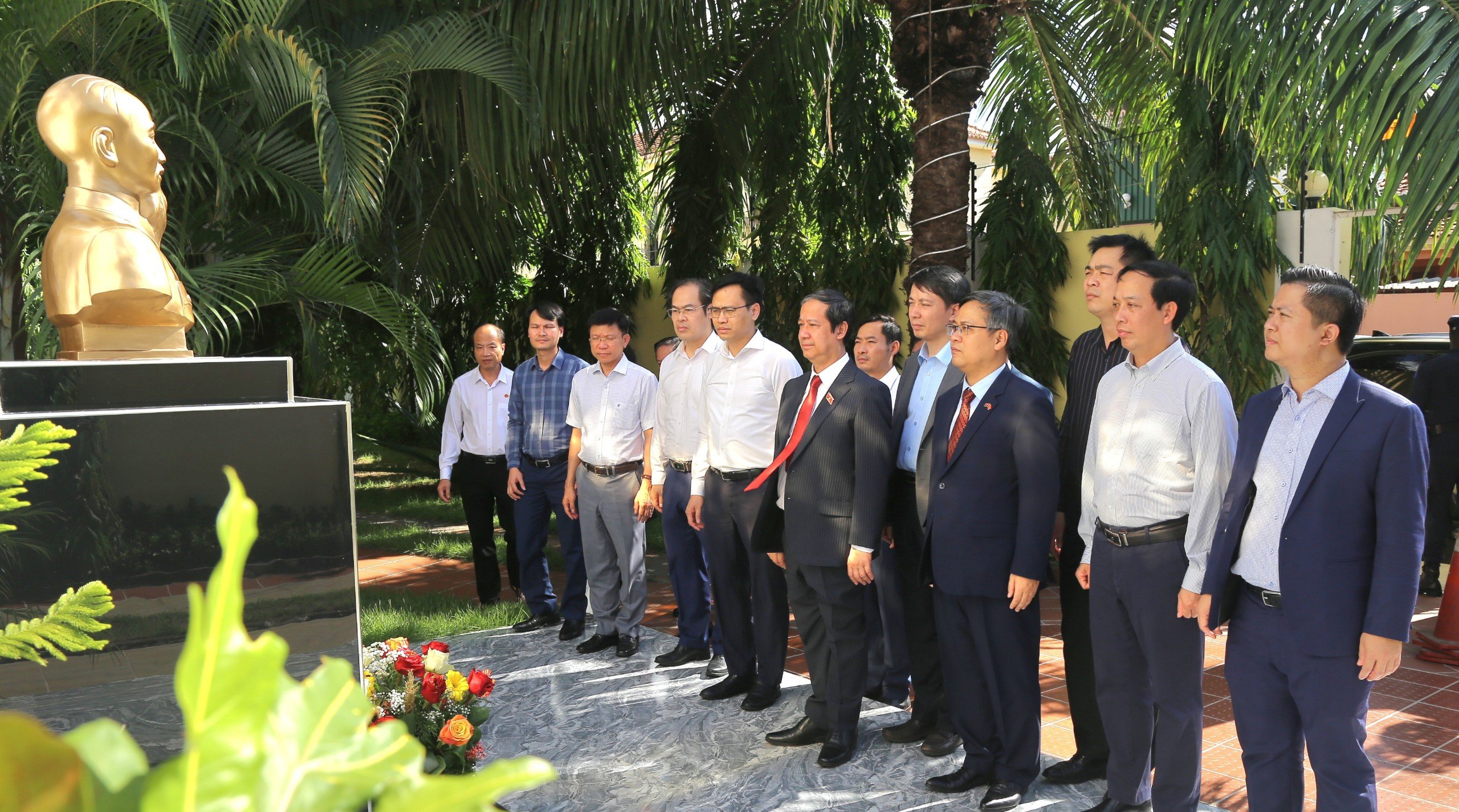 Bộ trưởng Nguyễn Kim Sơn và Đoàn công tác dâng hoa trước tượng đài Chủ tịch Hồ Chí Minh trong khuôn viên Đại sứ quán Việt Nam tại Angola.